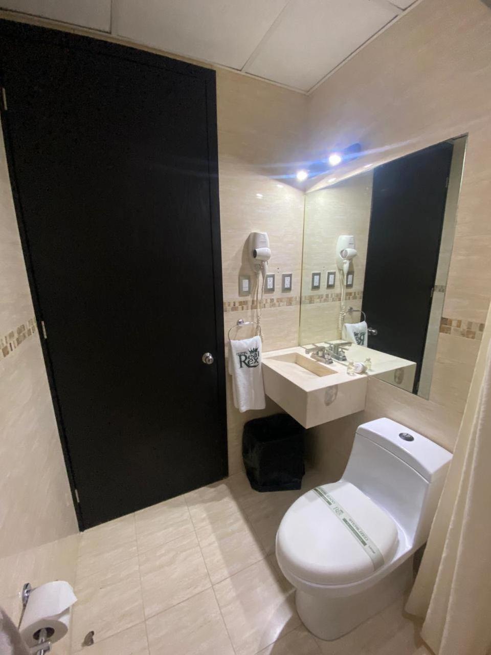 Deluxe Queen Room - Photo 4