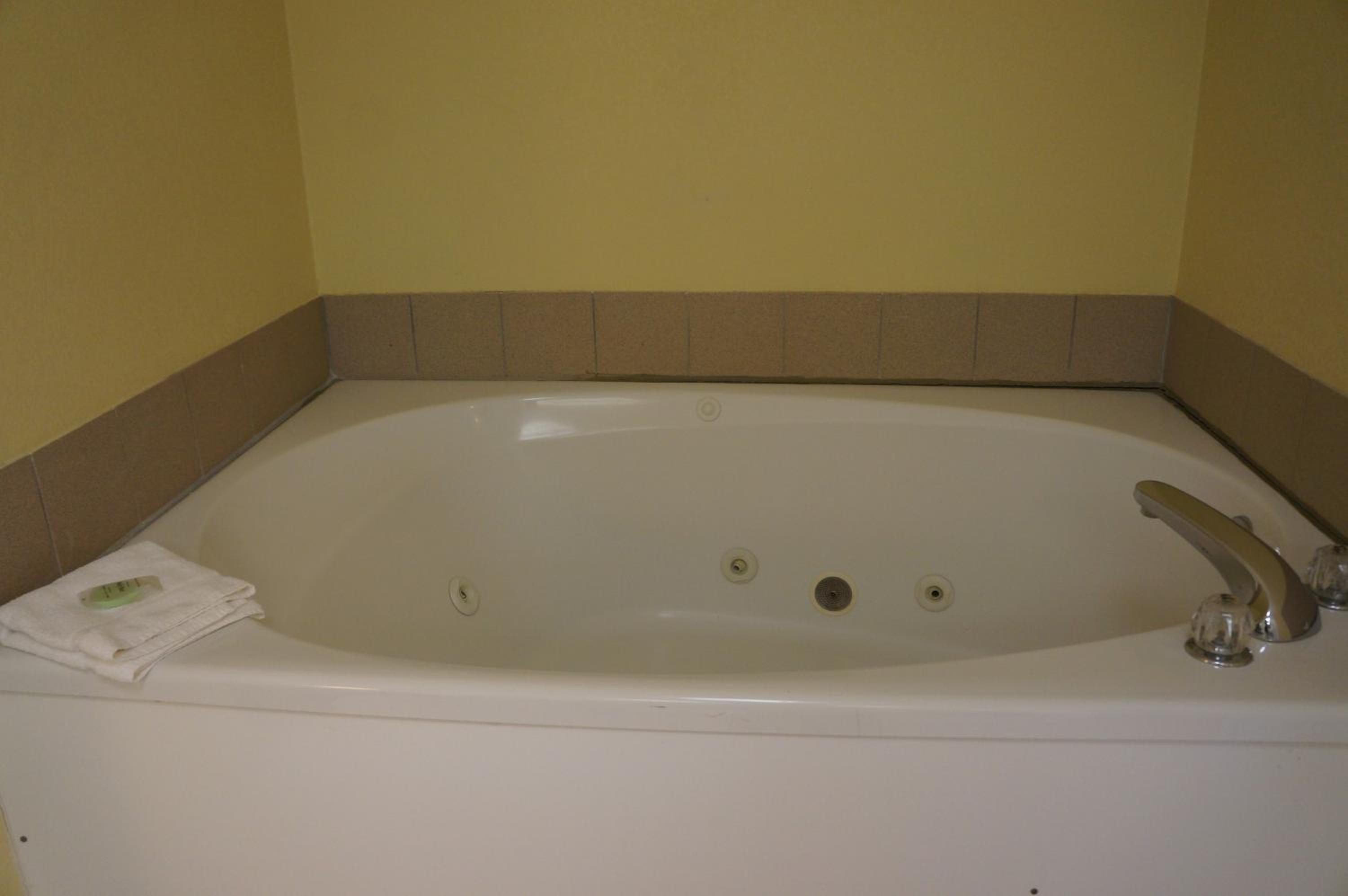 King Room with Spa Bath - Smoking photo 3