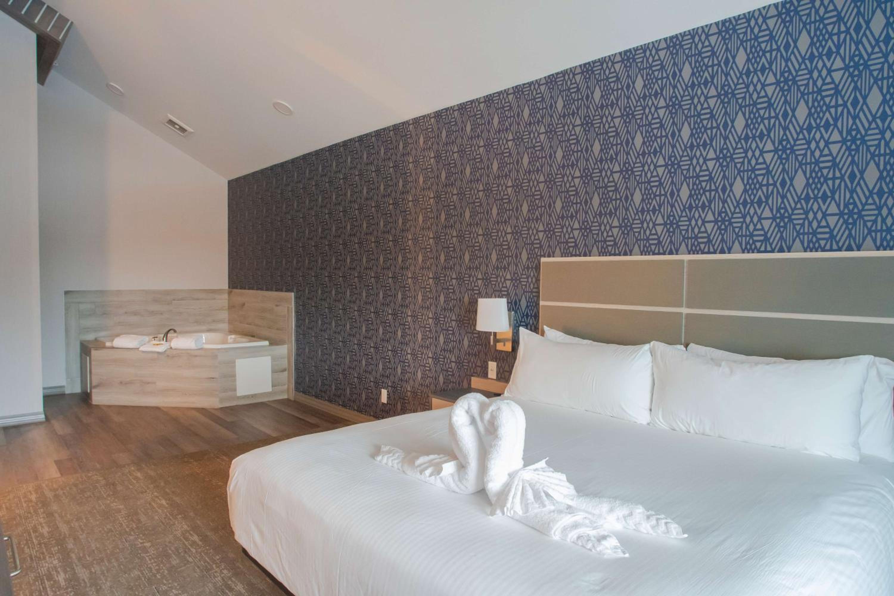 King Suite with Jetted Tub and Fireplace - Non-Smoking - Photo 7