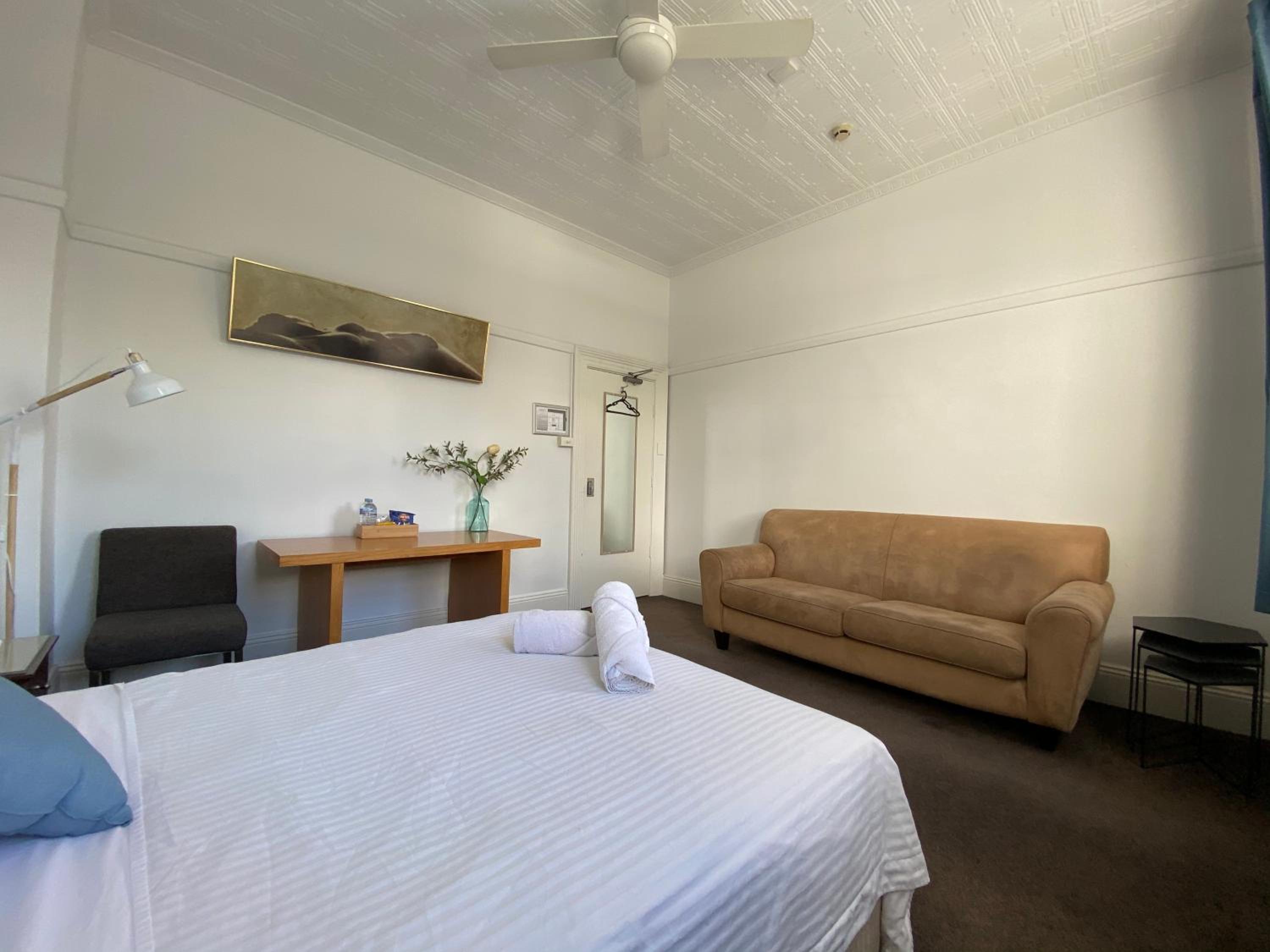 Basic Double Room With Shared Bathroom photo 1