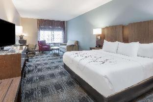 King Room with Bath Tub - Mobility Accessible/Non-Smoking - Photo 1