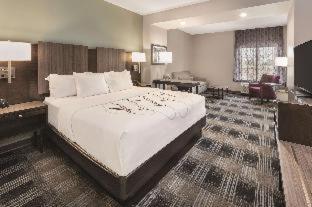 King Room with Bath Tub - Mobility Accessible/Non-Smoking - Photo 2