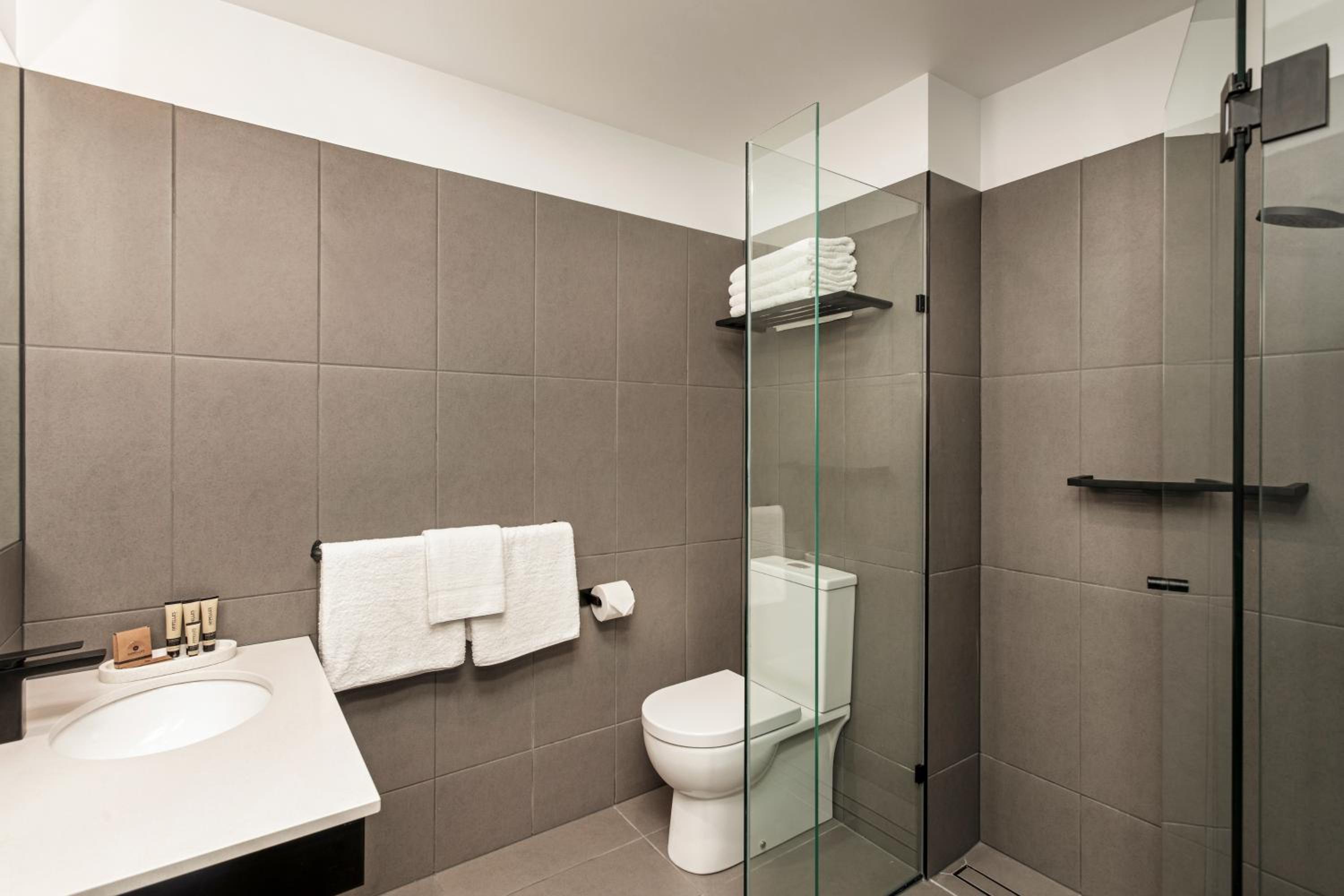 Standard King Room - Photo 4