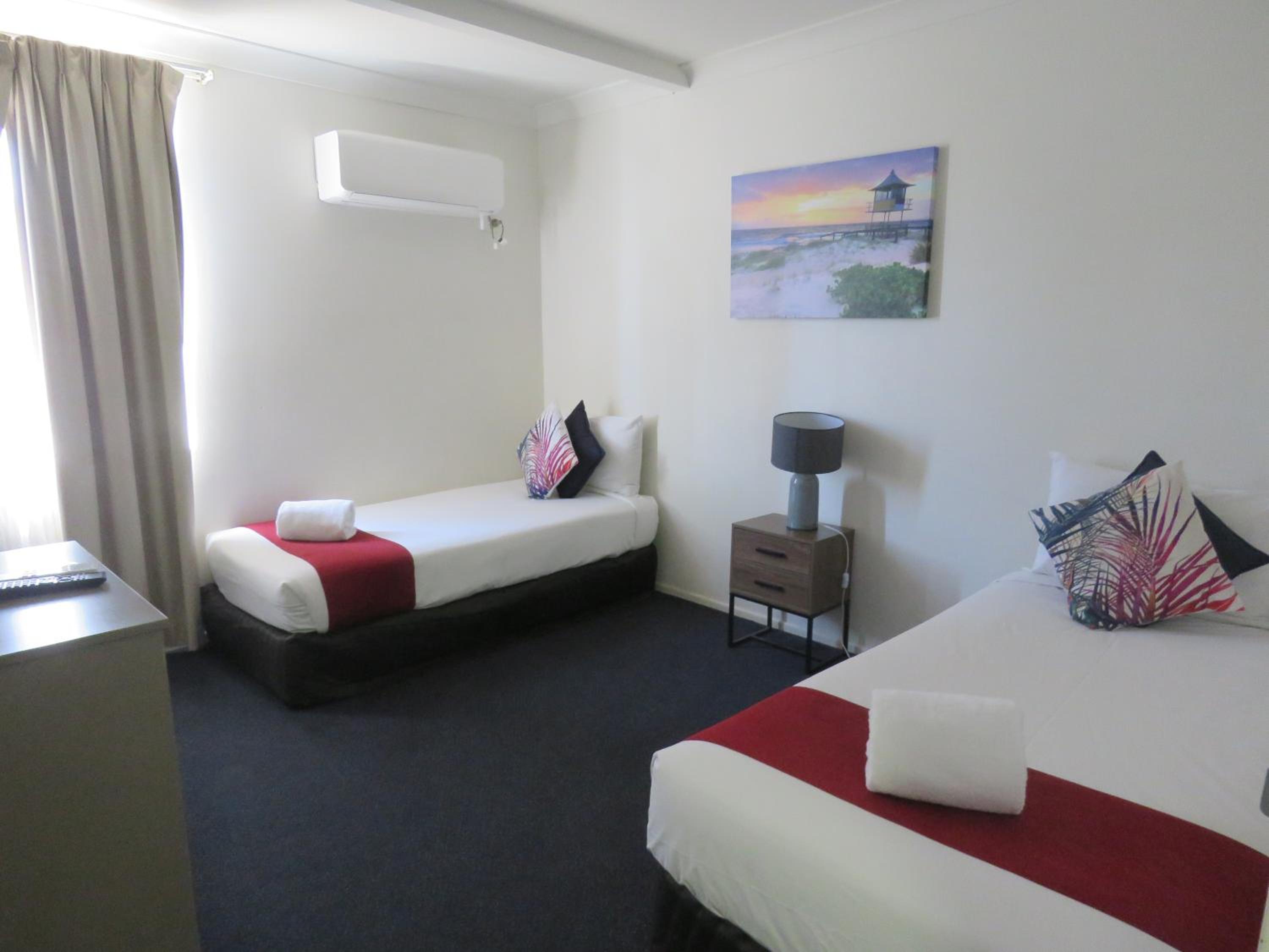 Standard Twin Room - Photo 4
