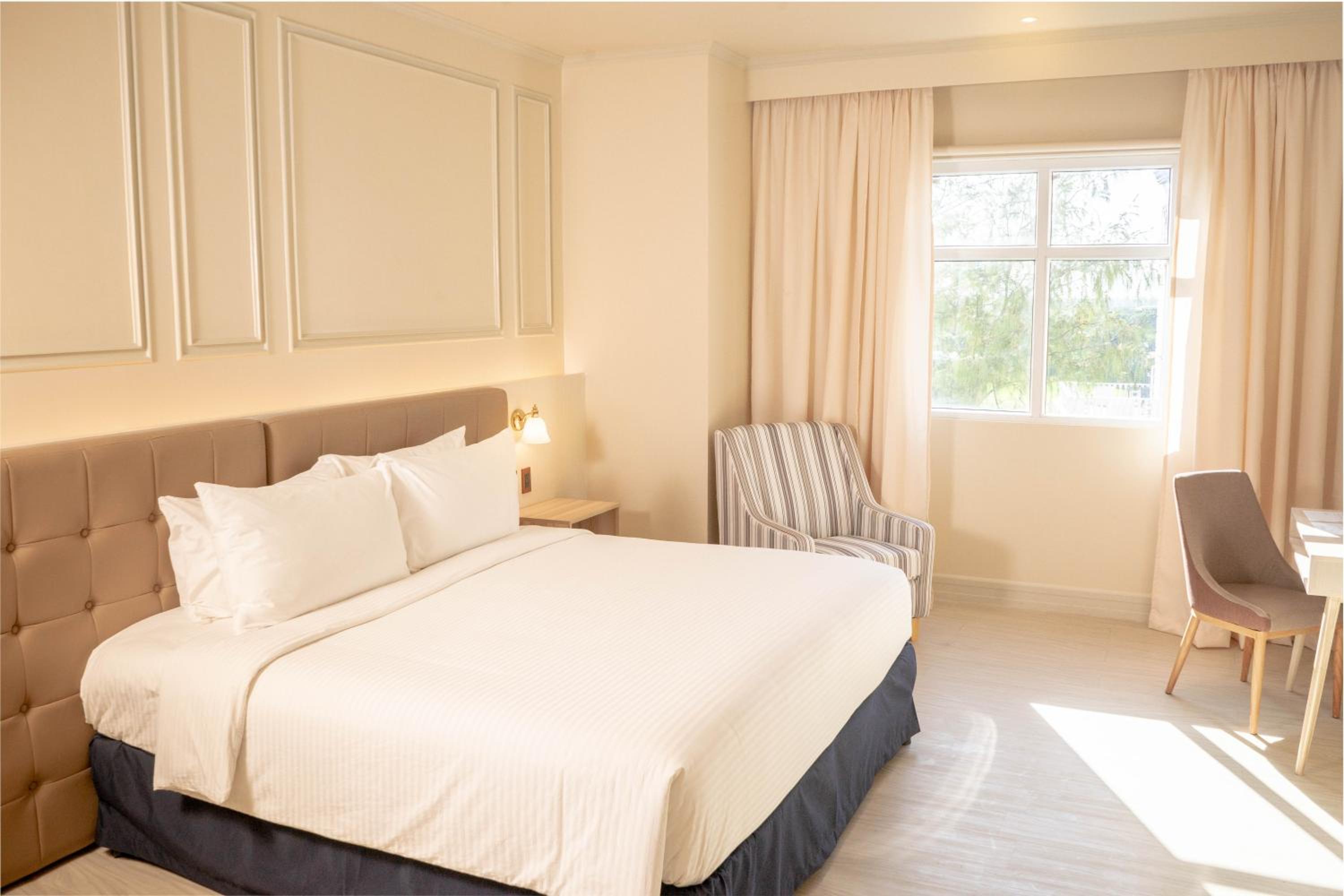 Deluxe King Room - Photo 5
