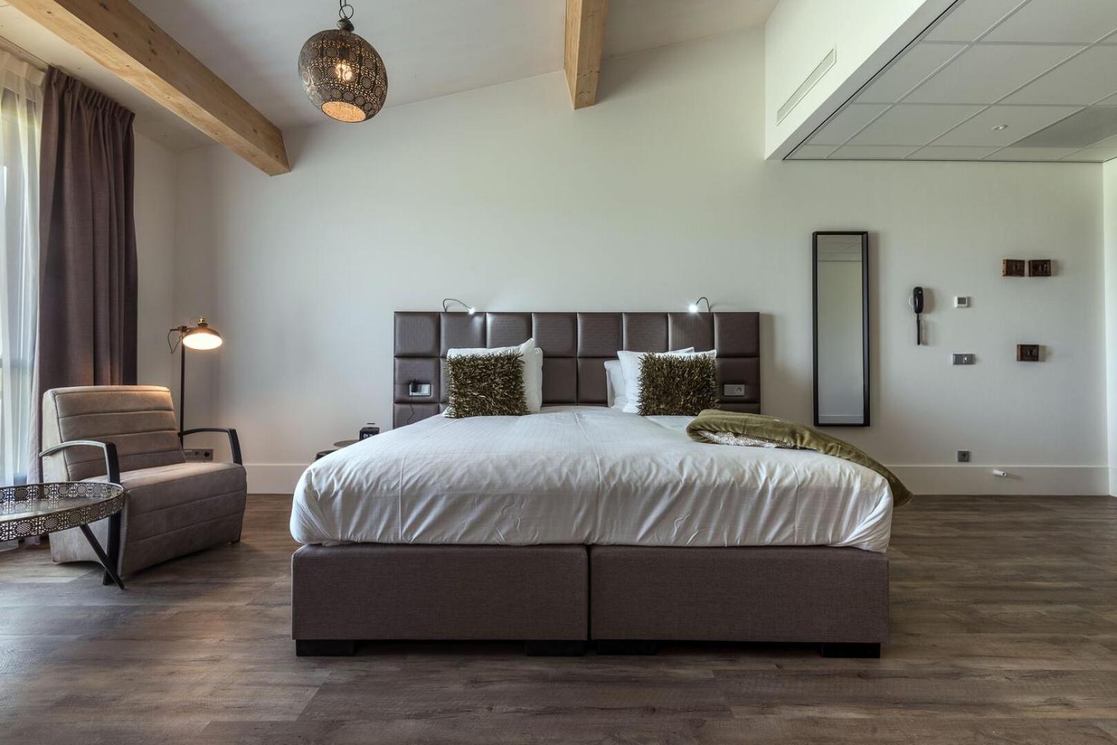 Deluxe Family Suite - Photo 4