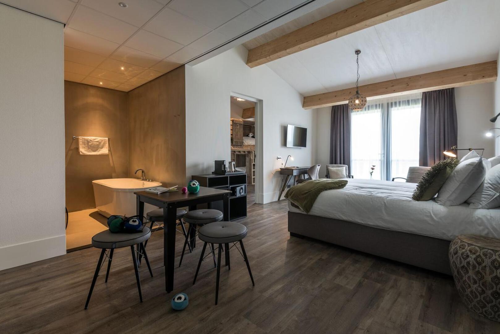 Deluxe Family Suite - Photo 6