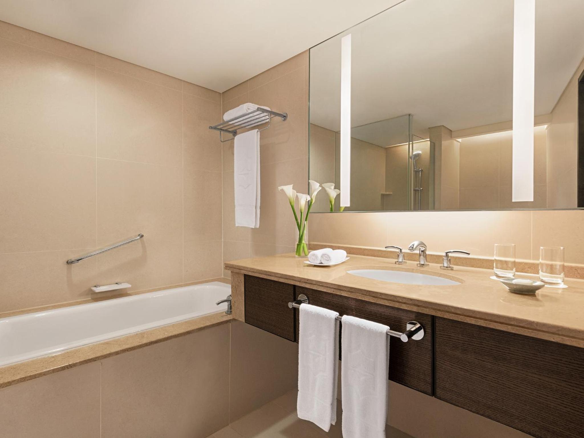 Deluxe King Room - Photo 2