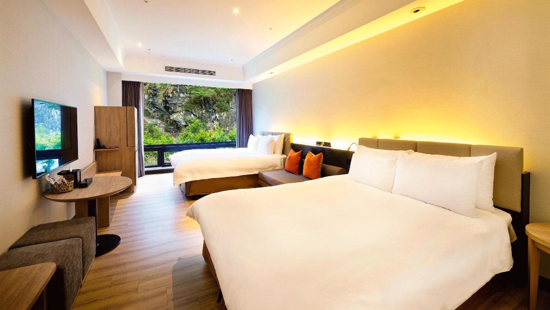 Family Room with Gorge View (4 Adults)