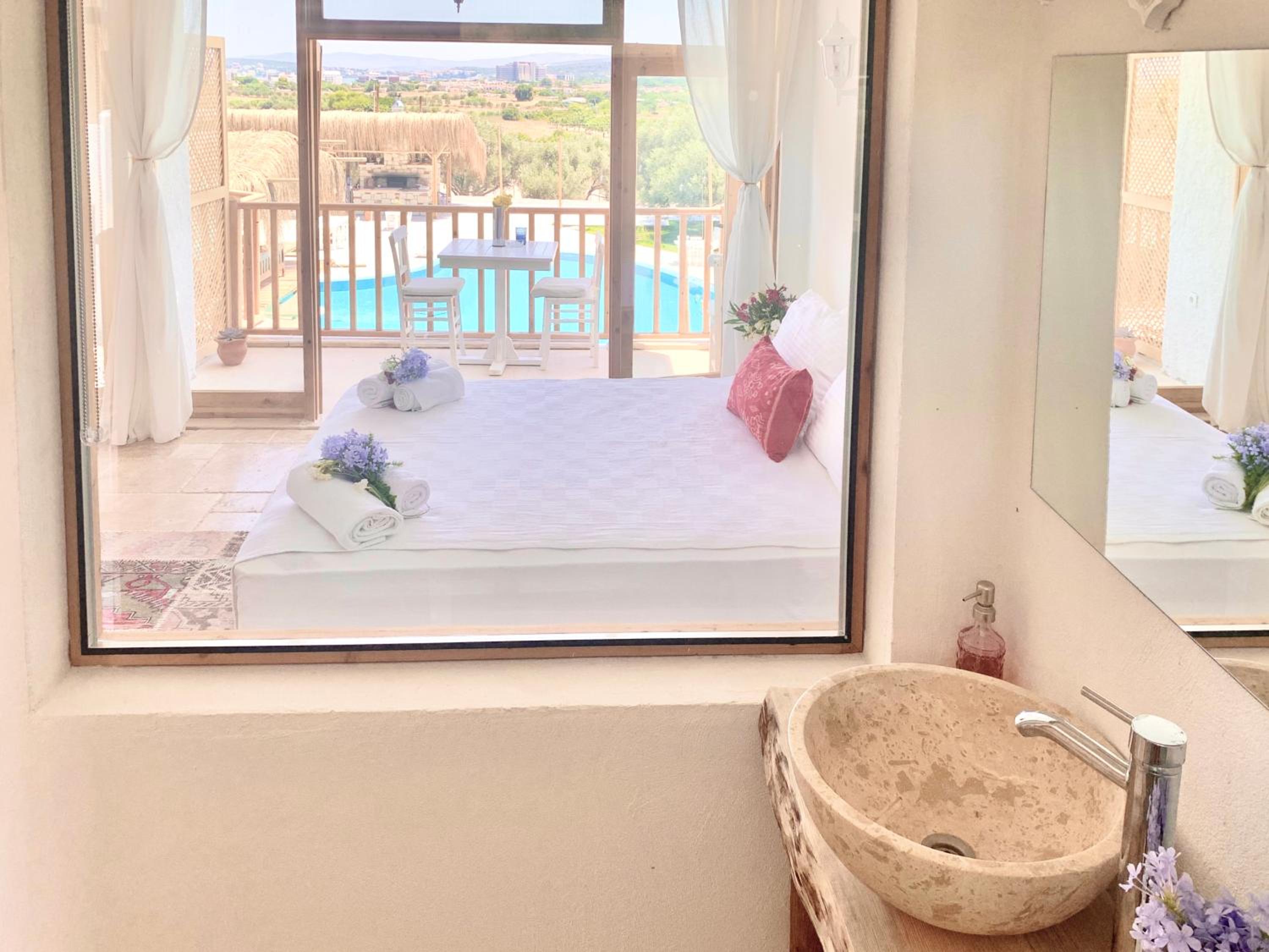 Double Room with Pool View - Photo 1