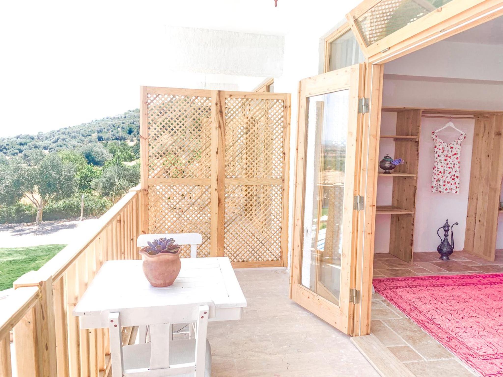 Double Room with Pool View - Photo 4
