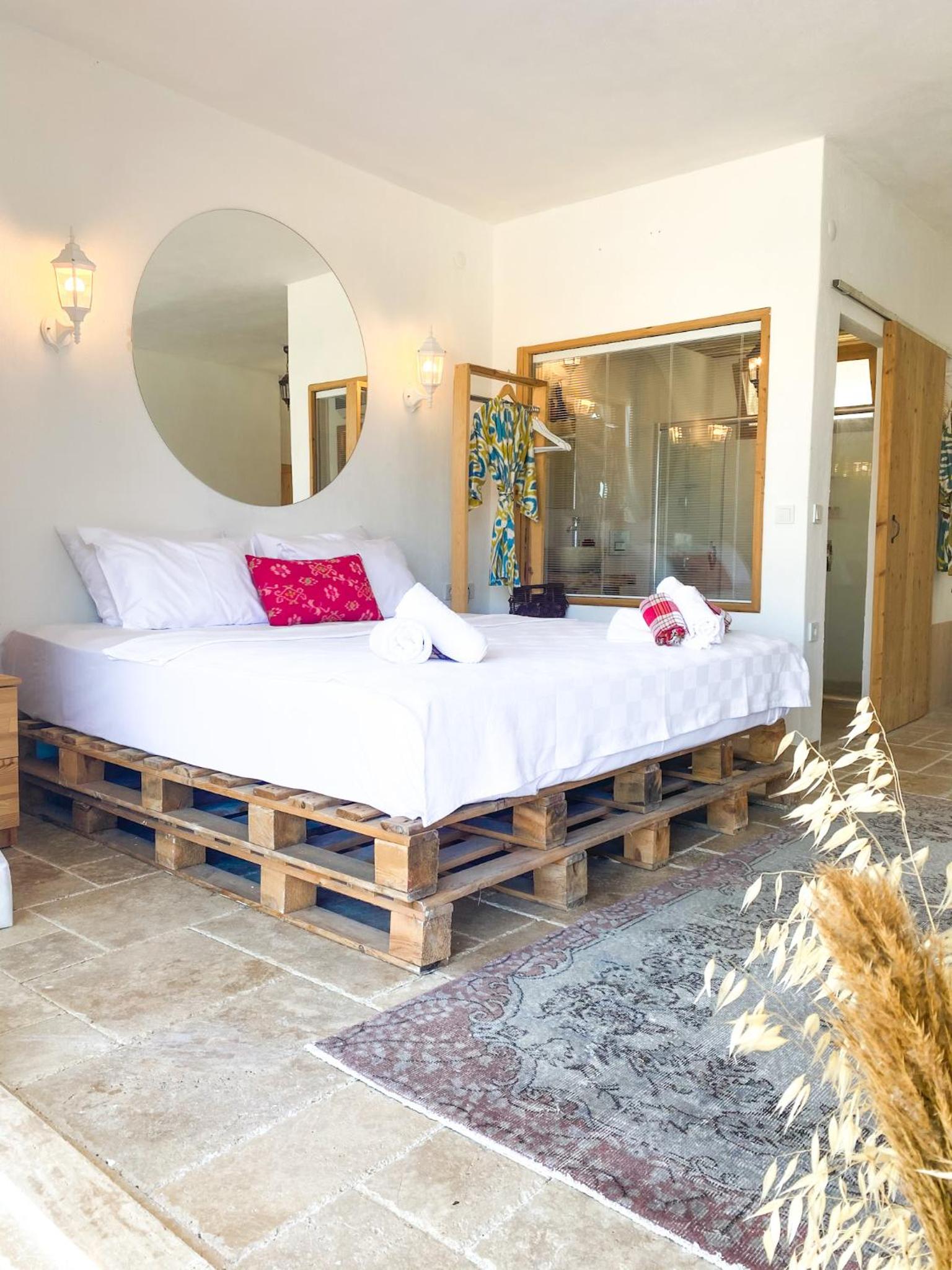 Double Room with Pool View - Photo 6