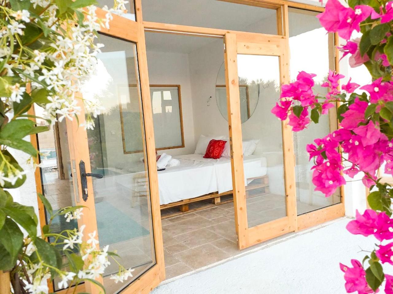 Double Room with Pool View - Photo 8