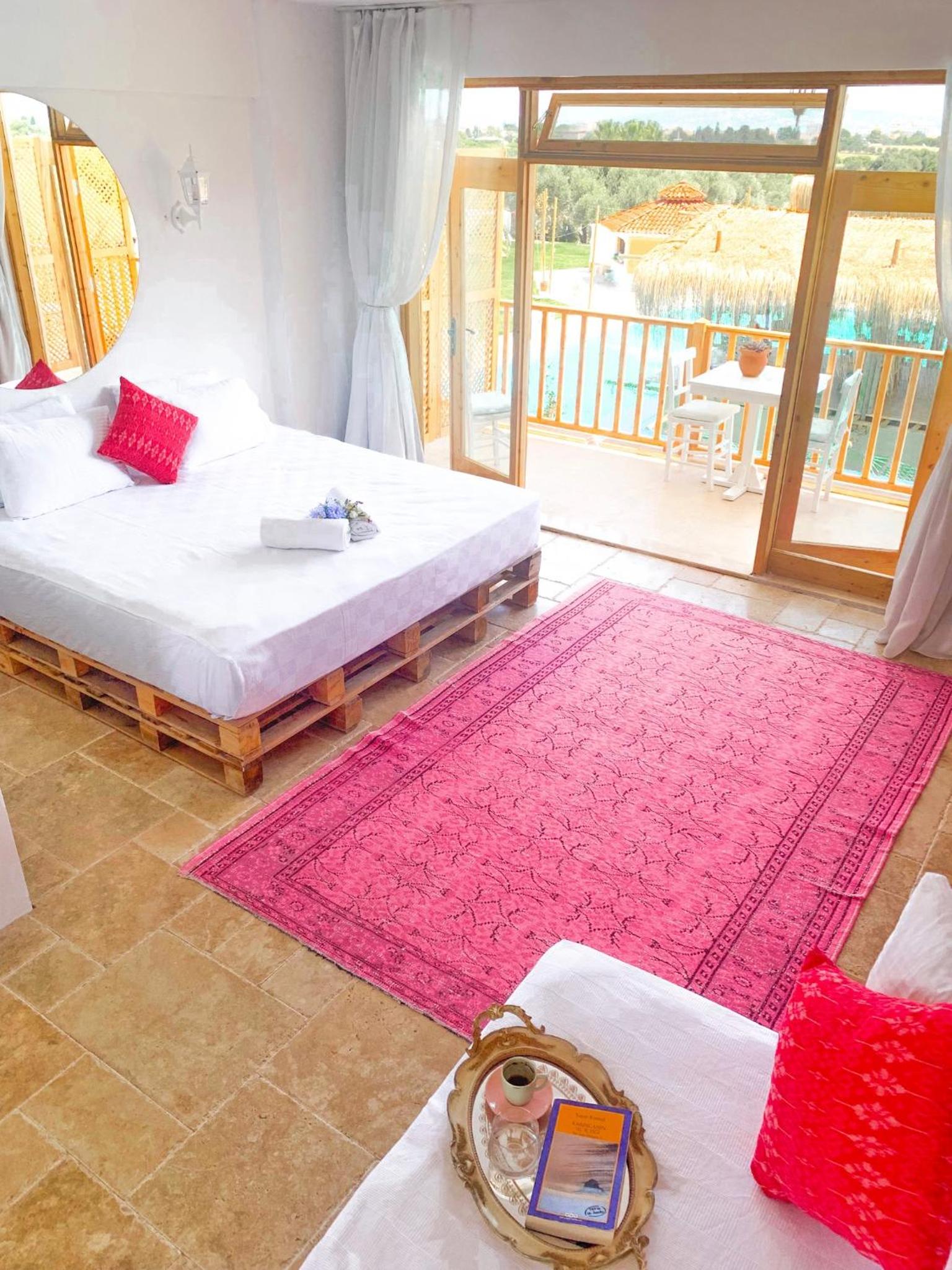 Double Room with Pool View - Photo 9