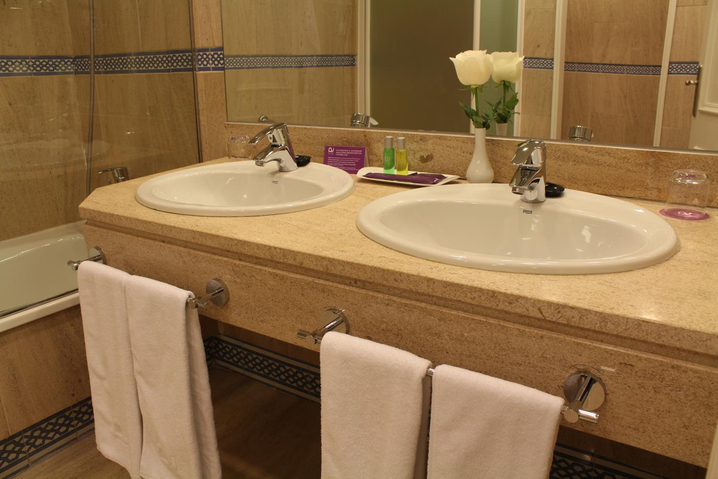 Junior Suite with Parking Included - Photo 3