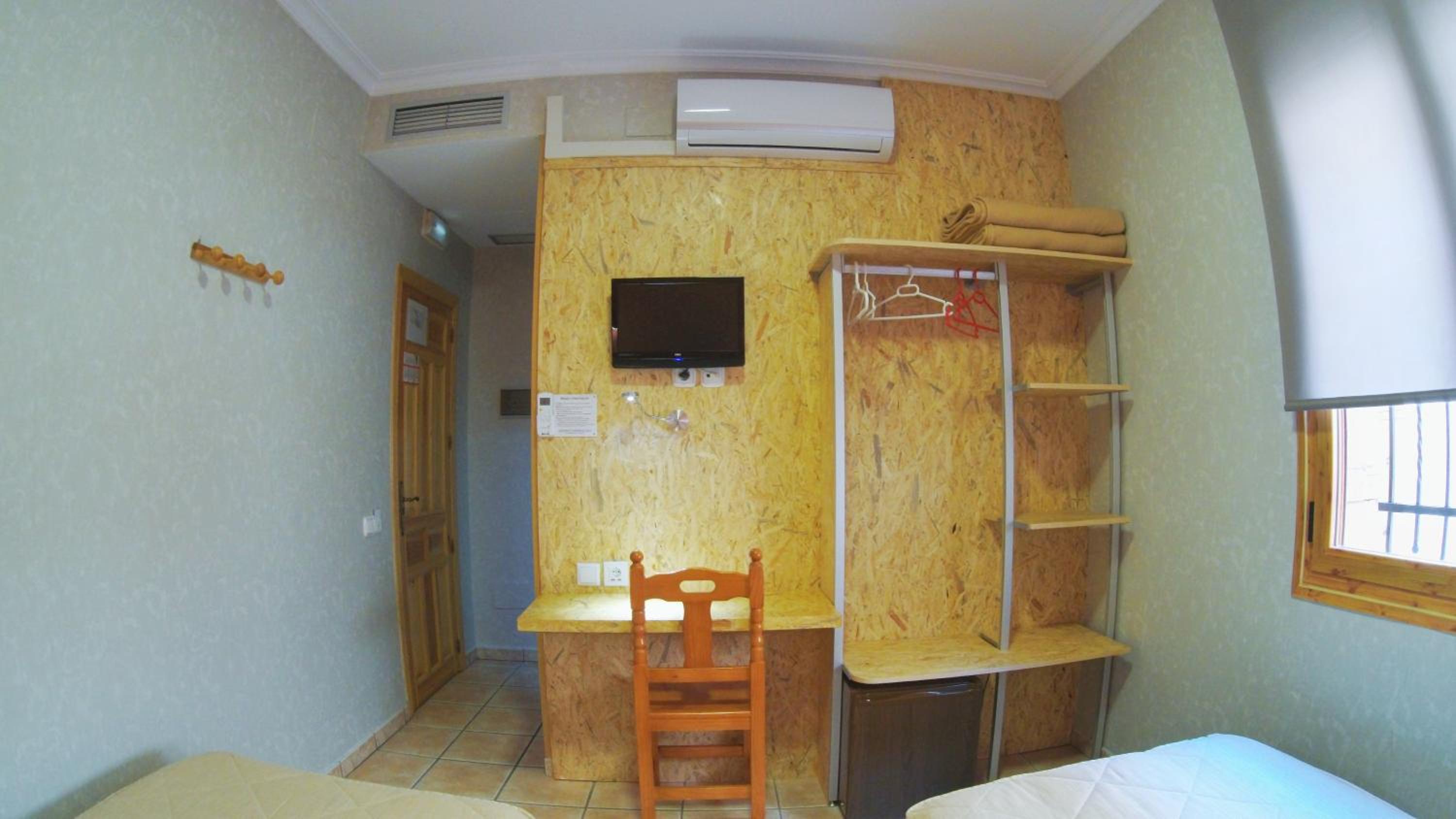Twin Room - Photo 6