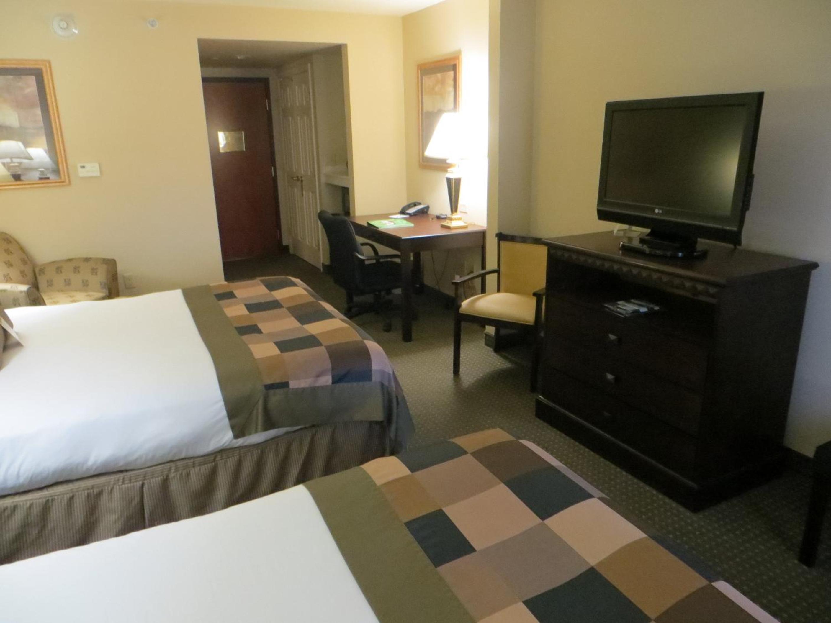 Queen Room with Two Queen Beds - Non-Smoking - Photo 4
