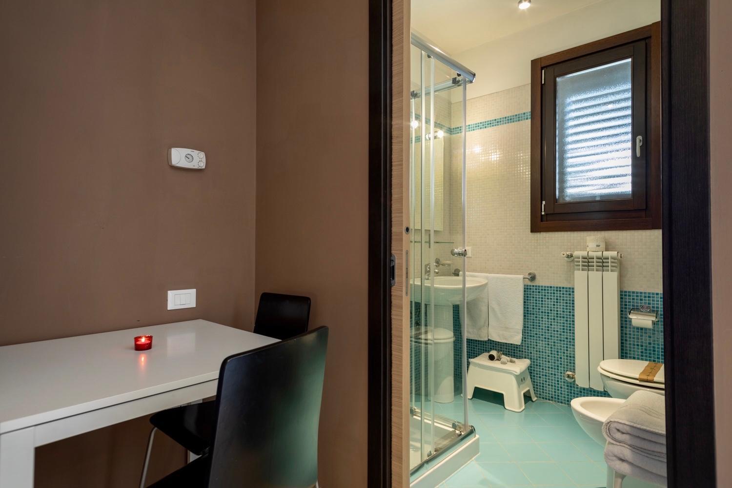 Double Room - Photo 5