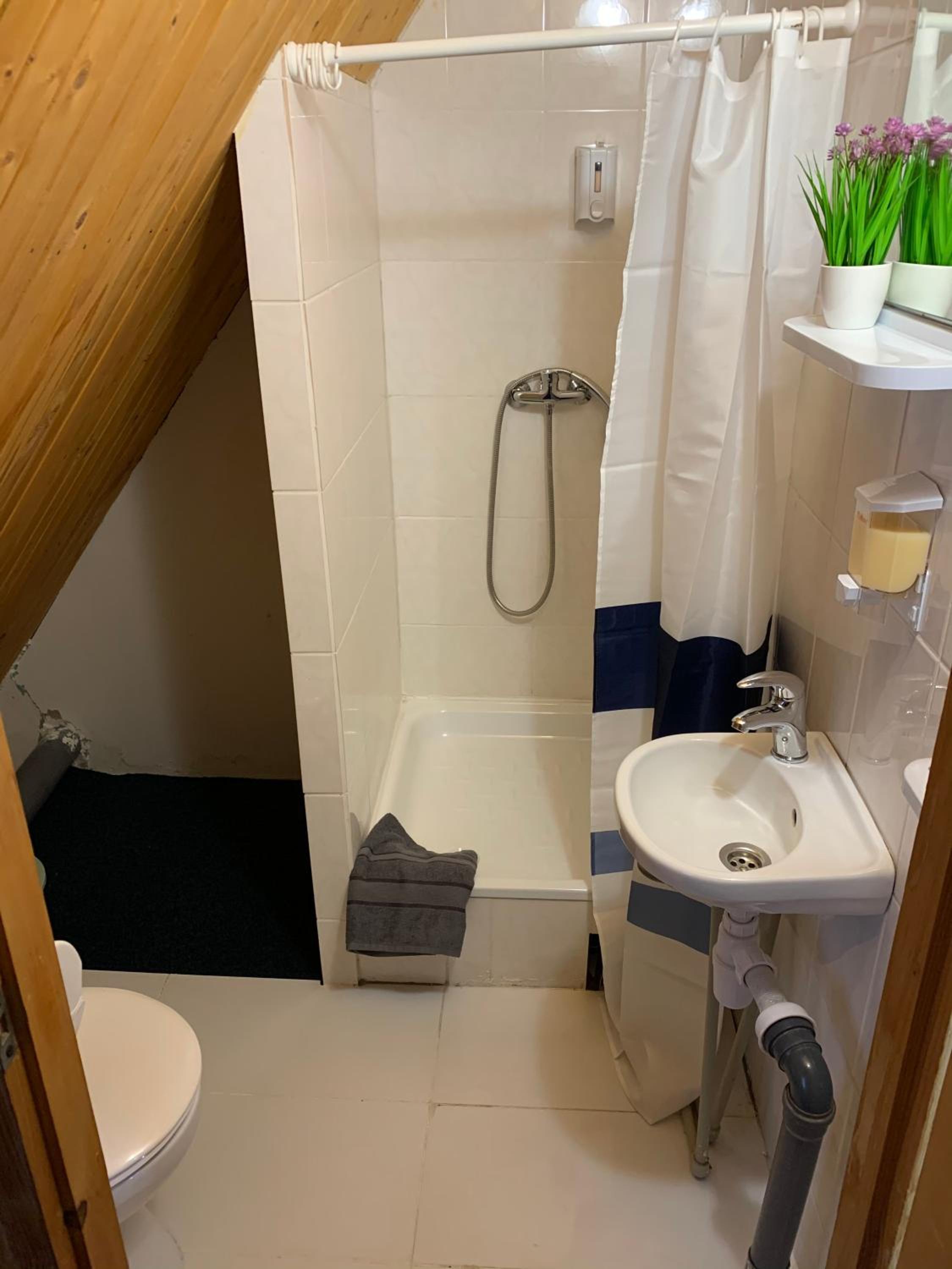 Basic Triple Room photo 3