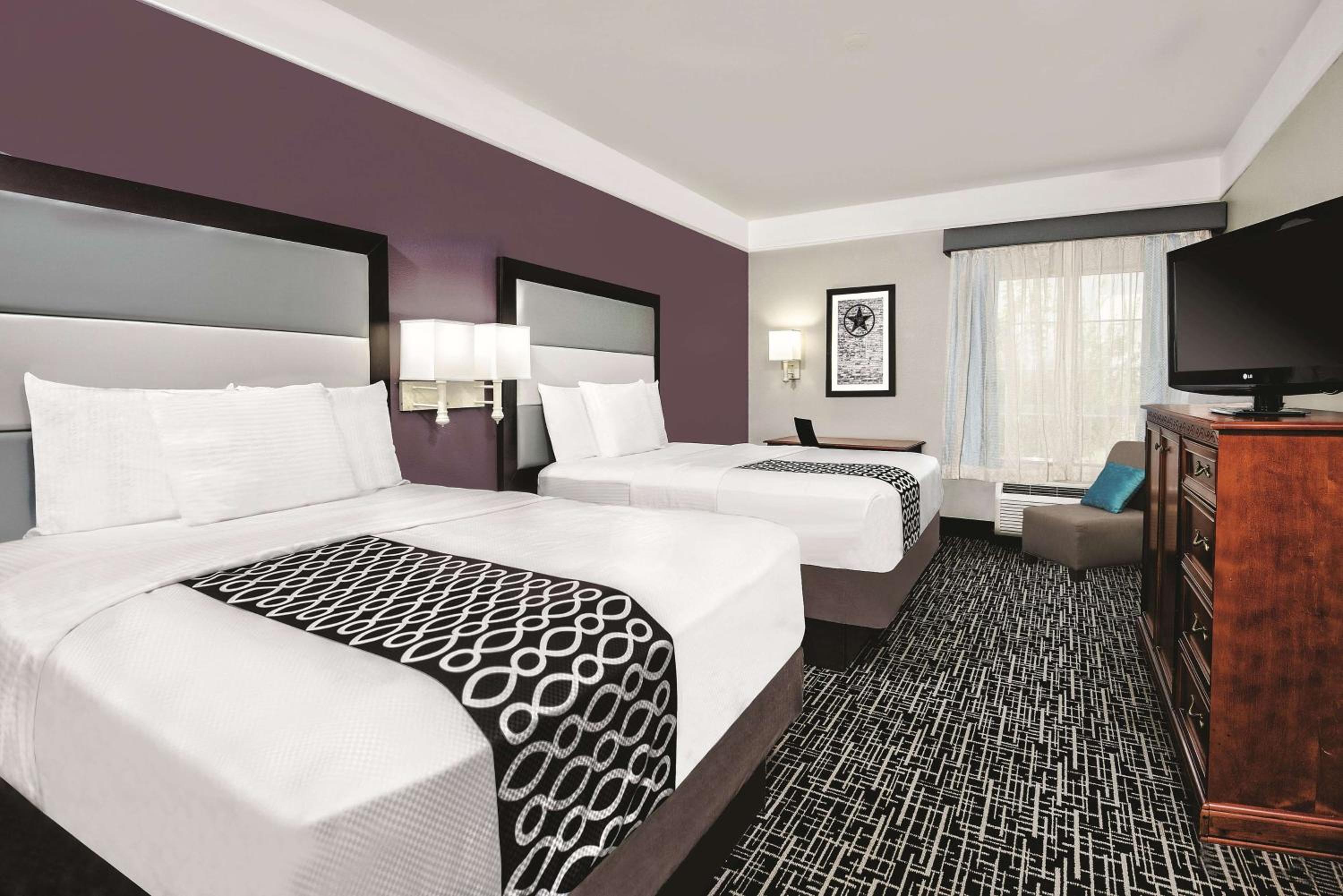 Queen Room With Two Queen Beds - Disability Access - Photo 1
