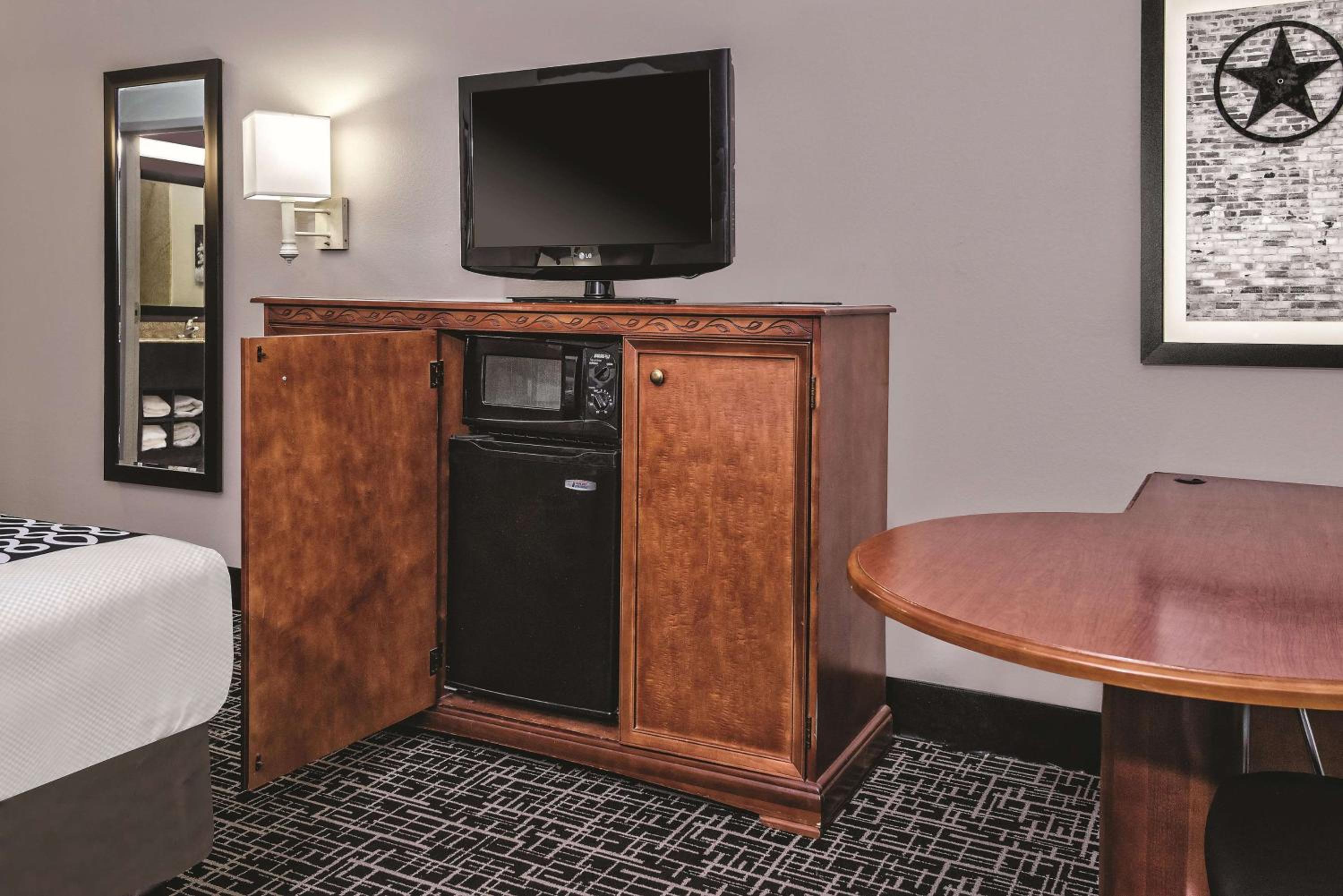 Queen Room With Two Queen Beds - Disability Access - Photo 5