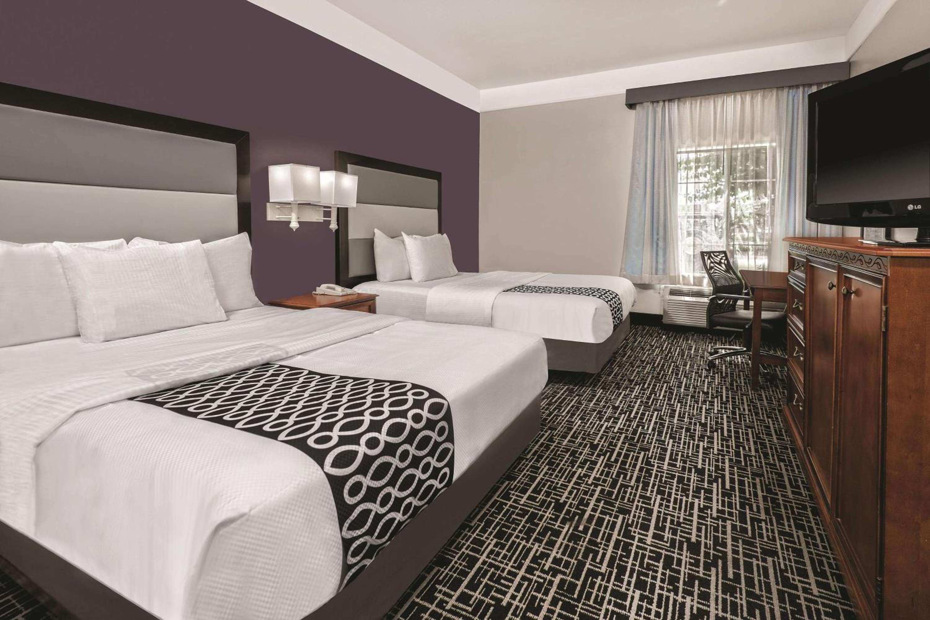 Queen Room With Two Queen Beds - Disability Access - Photo 2