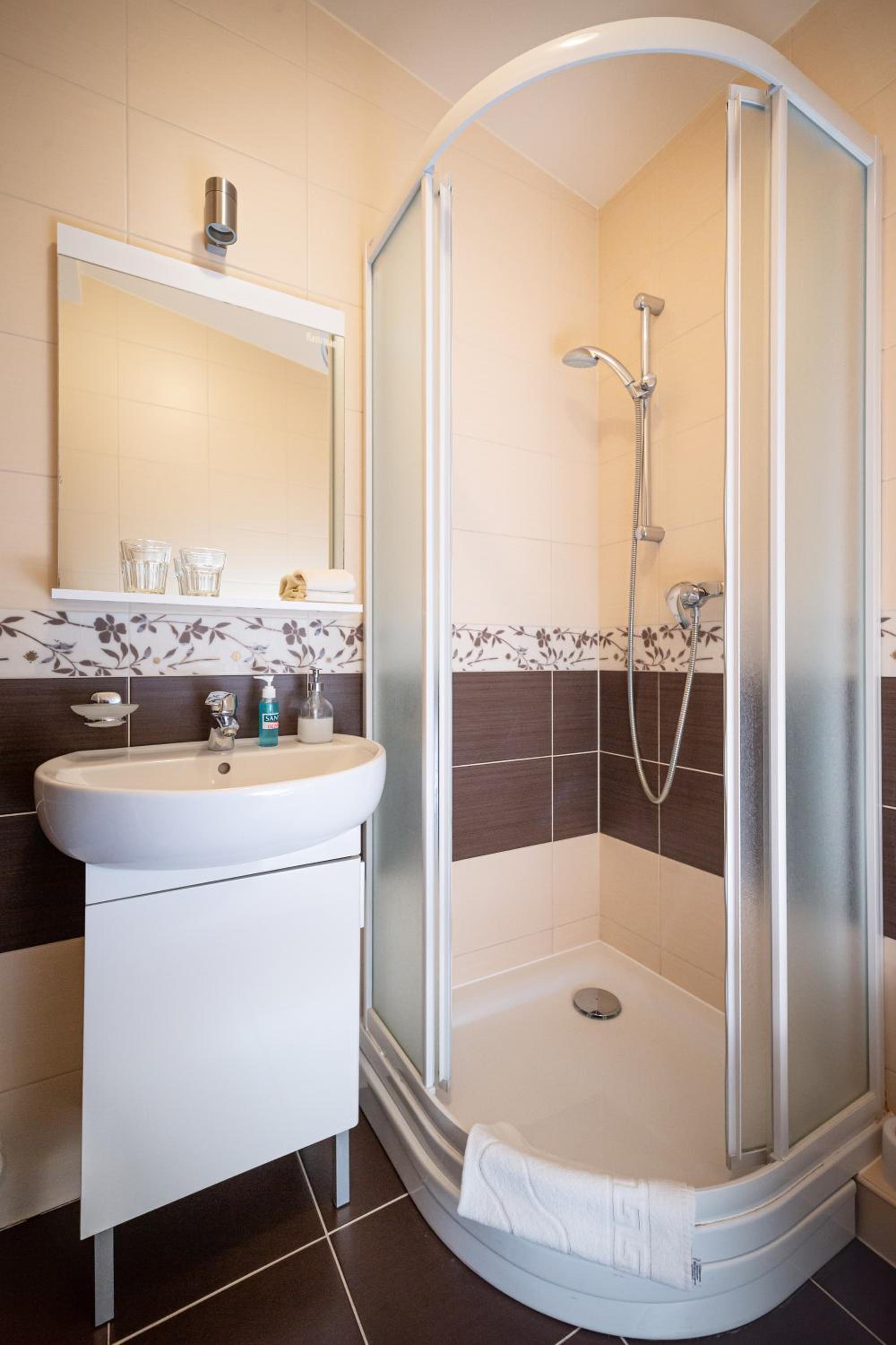 Double Room with Balcony - Photo 11