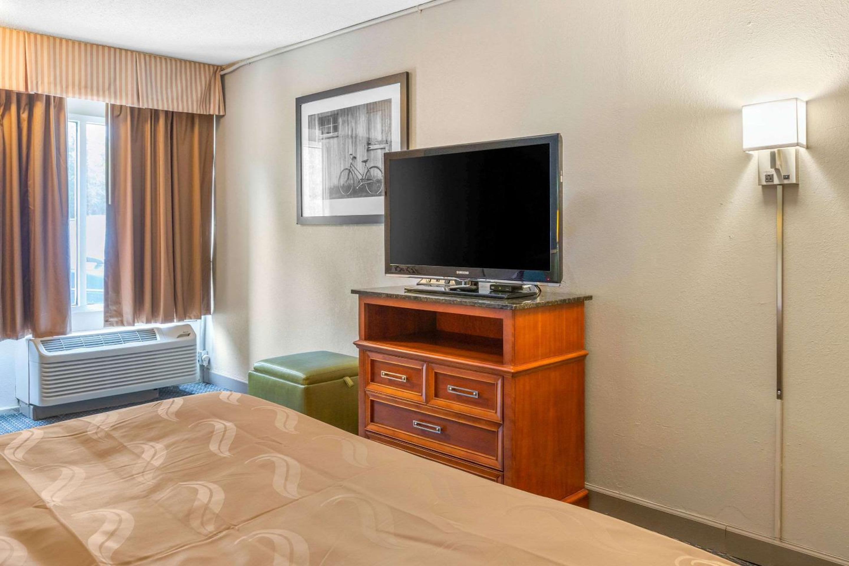 King Room - Non-Smoking - Photo 6