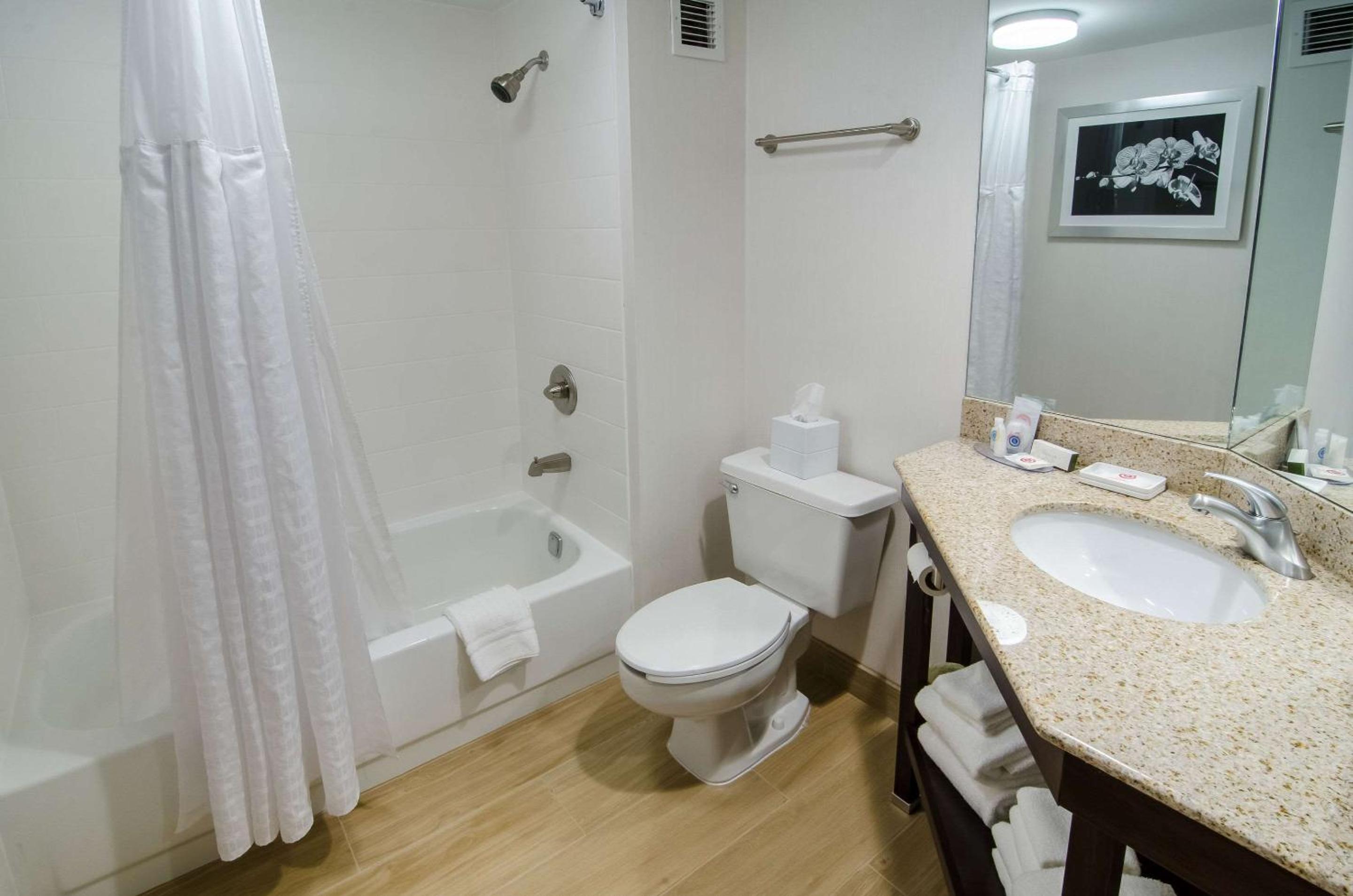 Queen Room with Two Queen Beds - Non-Smoking - Photo 4