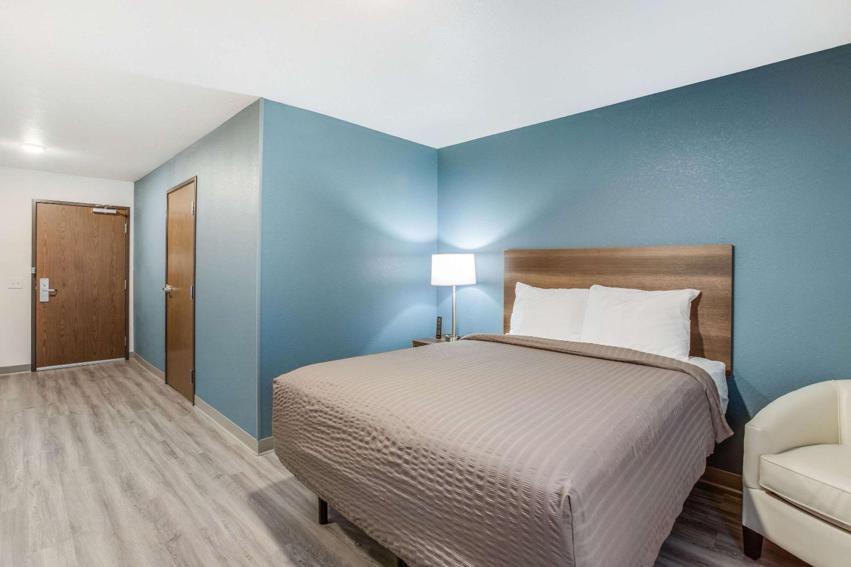 QUEEN SUITE W DISHWASHER (DISHES/COOKWARE INCLUDED) ACCESSIBLE ROLL IN SHOWER