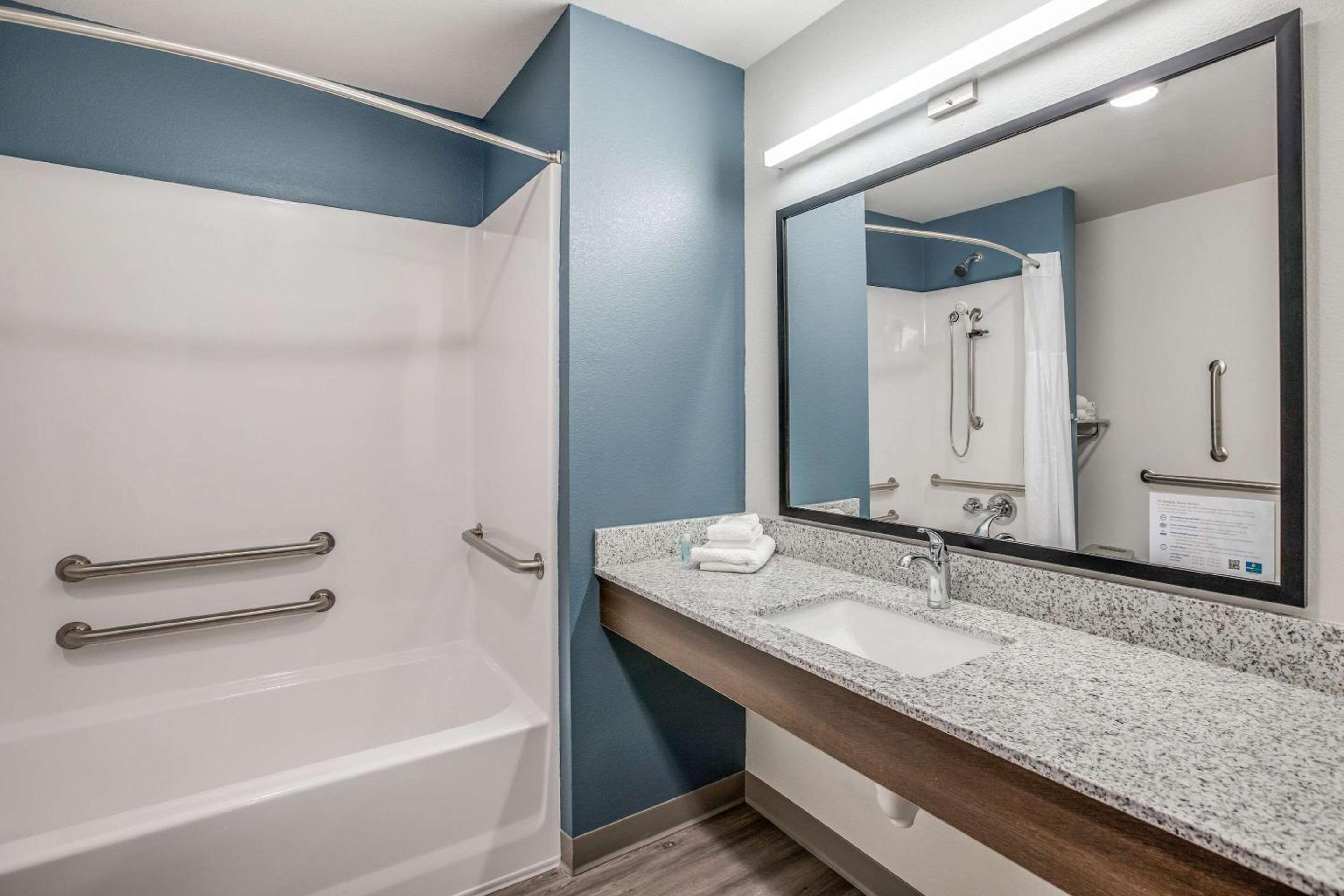 QUEEN SUITE WITH DISHWASHER (DISHES/COOKWARE INCLUDED) ACCESSIBLE