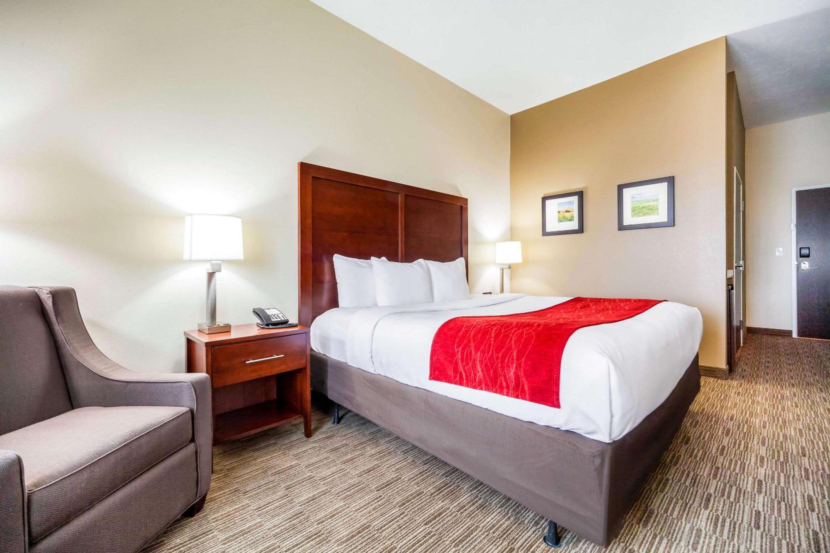 Queen Room with Two Queen Beds - Accessible/Non-Smoking  - Photo 5