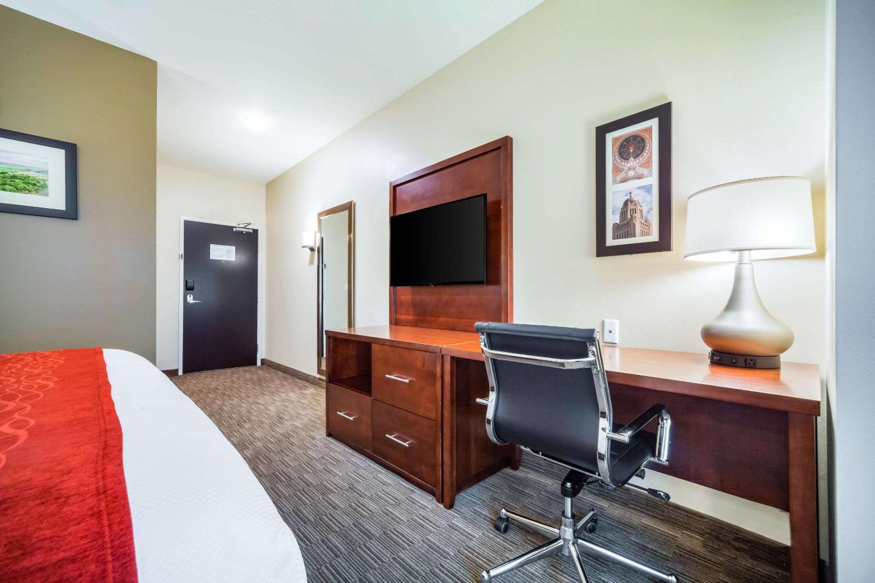 King Room - Non-Smoking - Photo 3