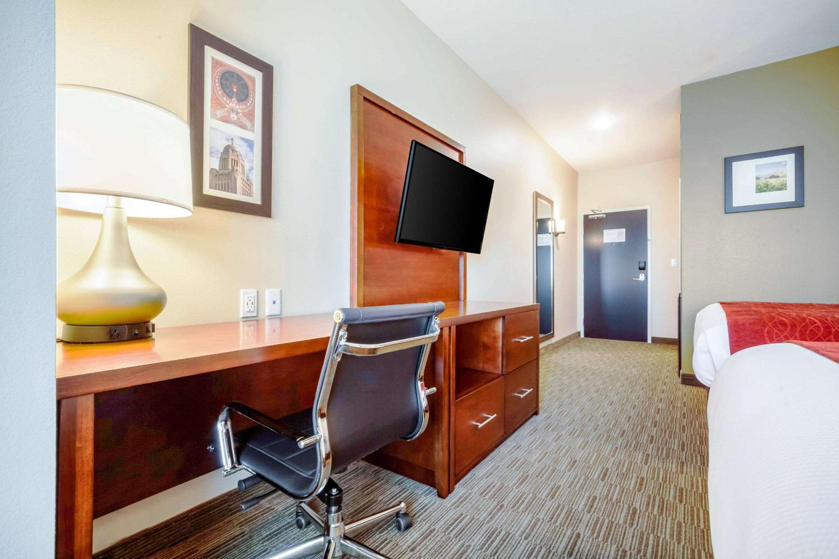 Queen Room with Two Queen Beds - Non-Smoking - Photo 4