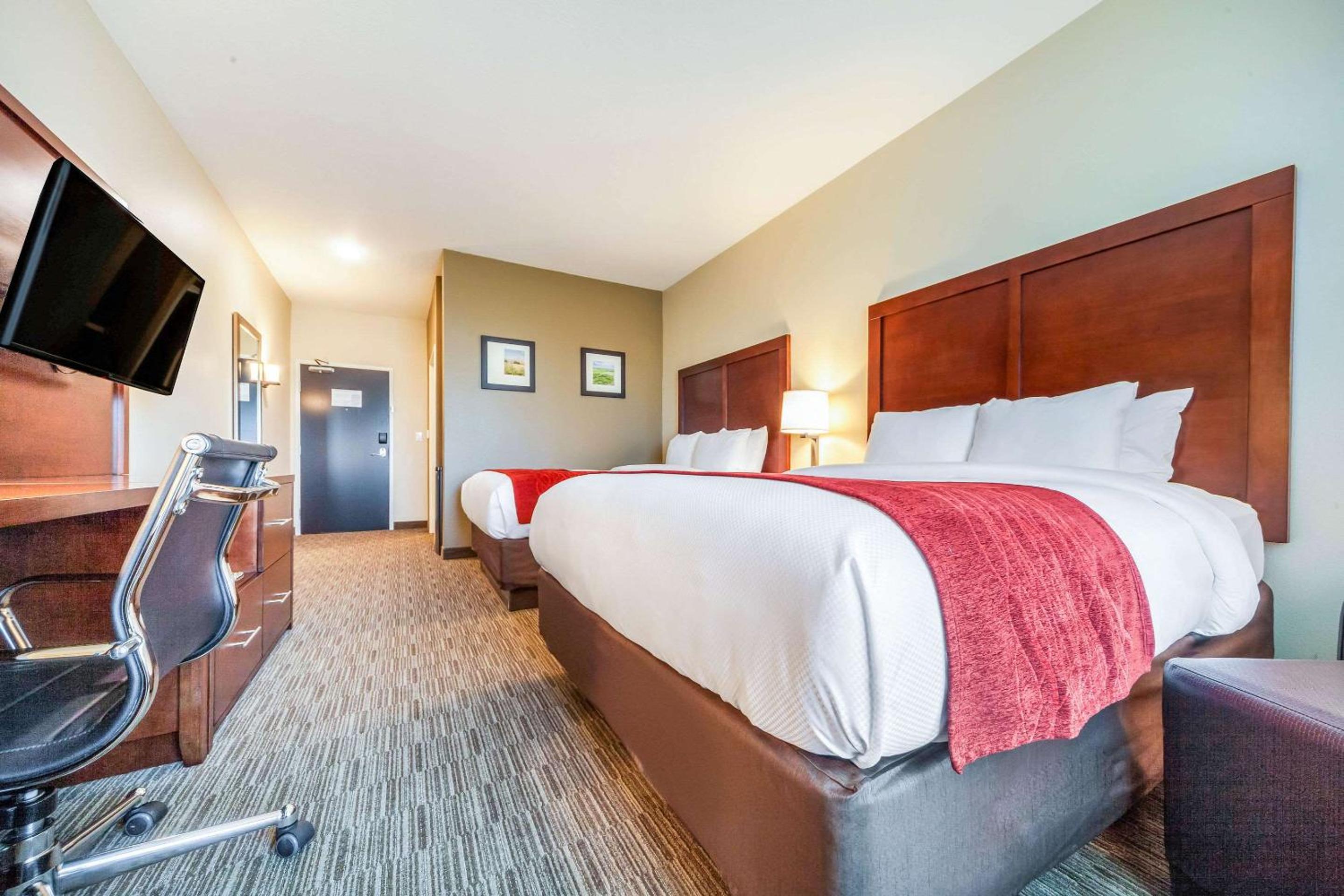 Queen Room with Two Queen Beds - Non-Smoking - Photo 2