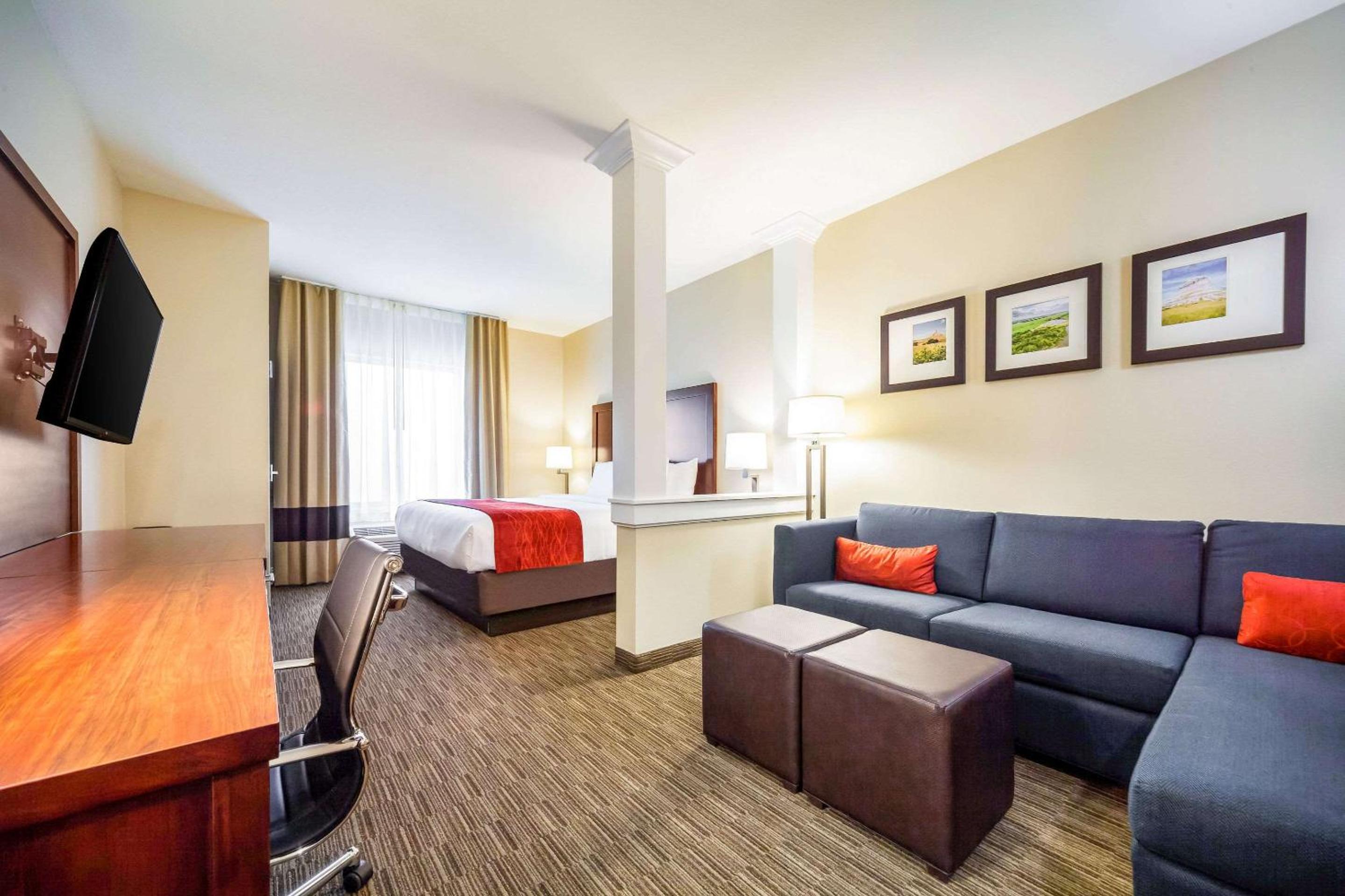 King Suite with Sofa Bed - Non-Smoking - Photo 4