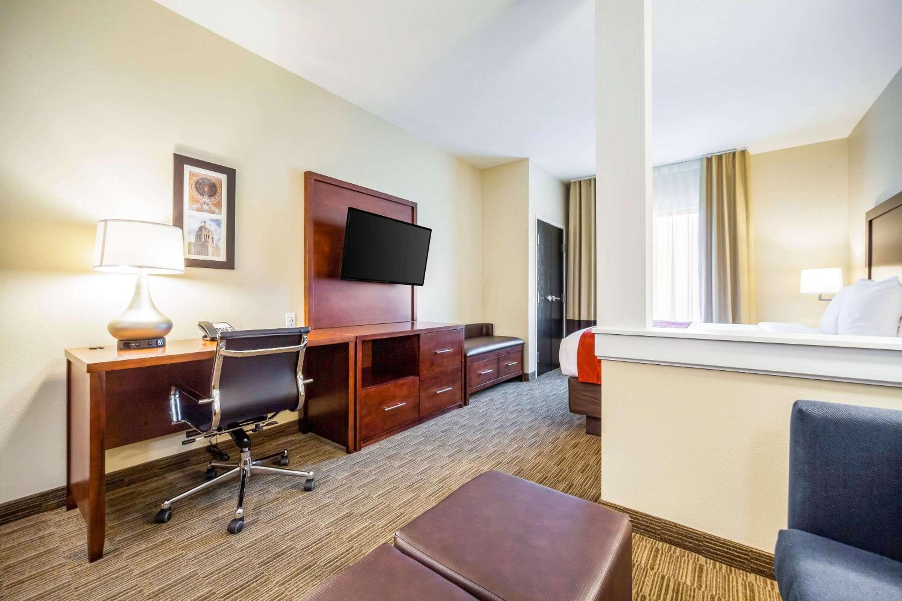 King Suite with Sofa Bed - Non-Smoking - Photo 1