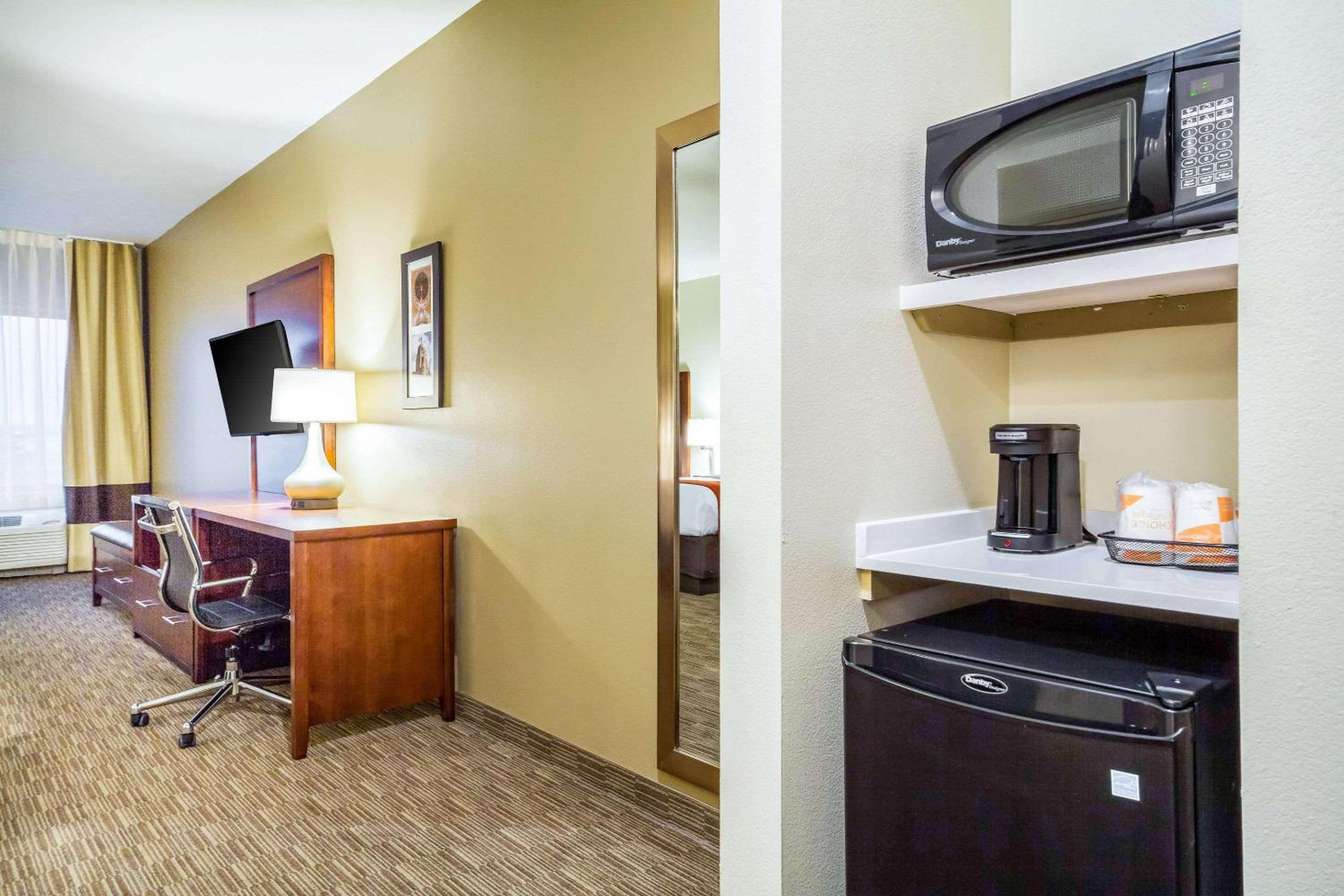 Queen Suite with Two Queen Beds and Sofa Bed - Non-Smoking - Photo 1