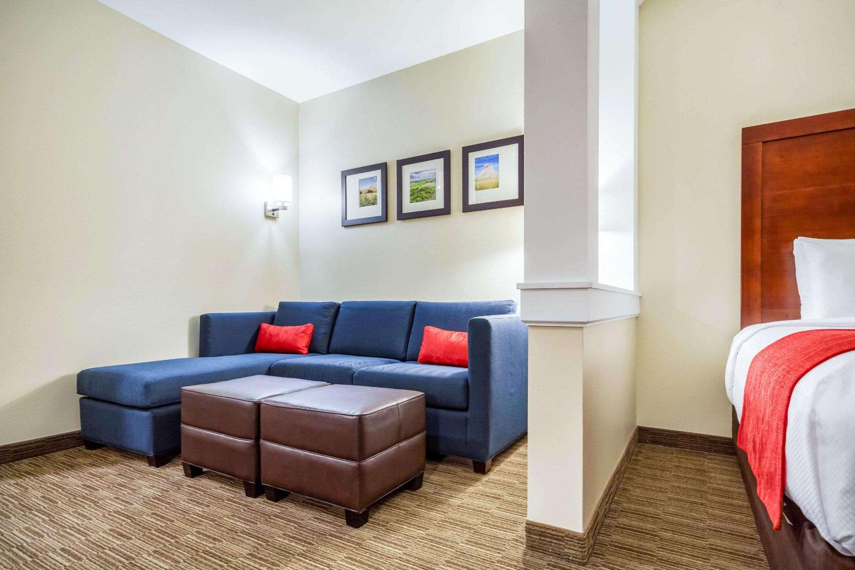 Queen Suite with Two Queen Beds and Sofa Bed - Non-Smoking - Photo 4