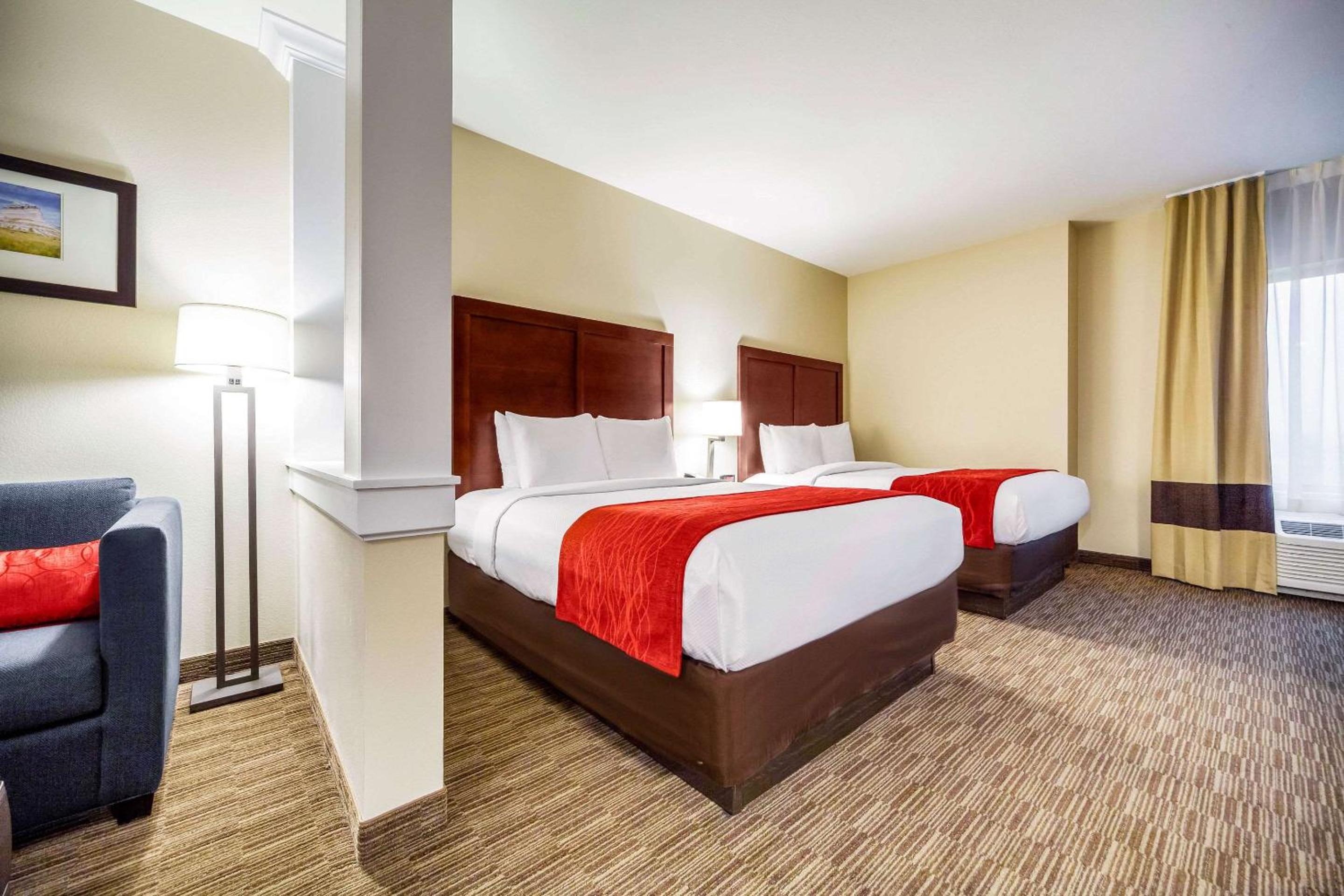 Queen Suite with Two Queen Beds and Sofa Bed - Non-Smoking - Photo 2