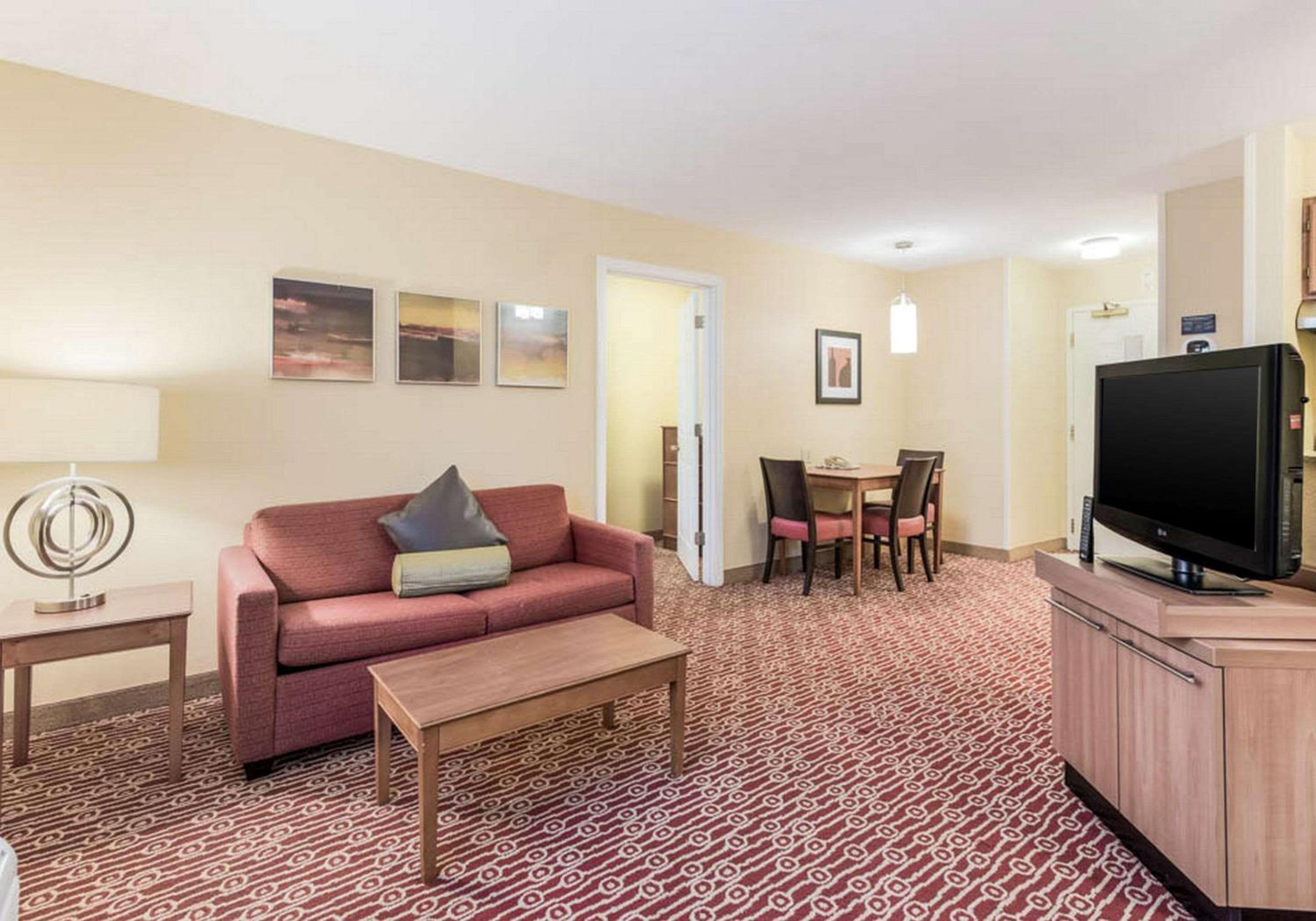 Queen Suite - Accessible/Non-Smoking - Photo 2