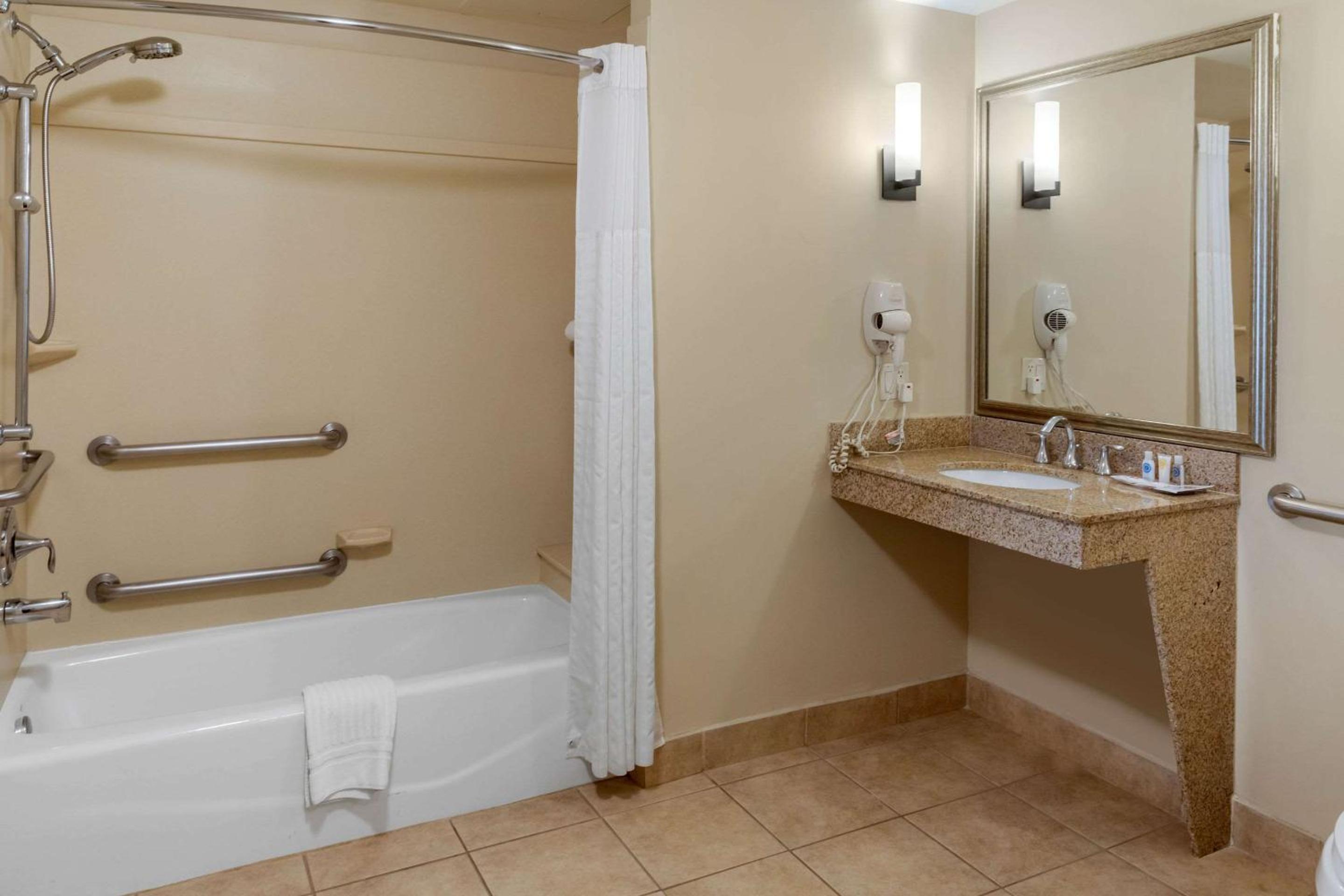 Queen Suite - Accessible/Non-Smoking - Photo 4