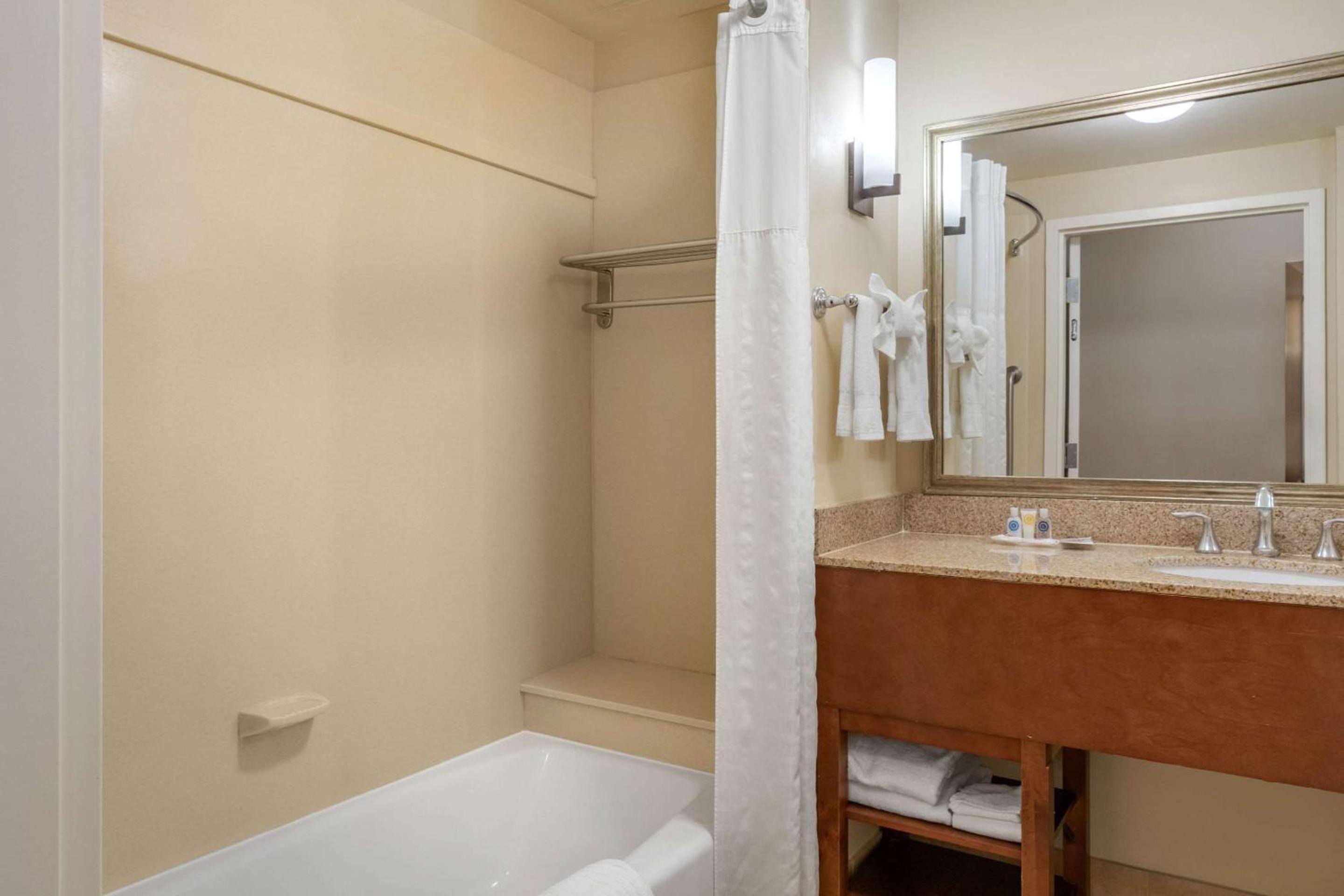 Queen Suite with Two Queen Beds - Photo 2