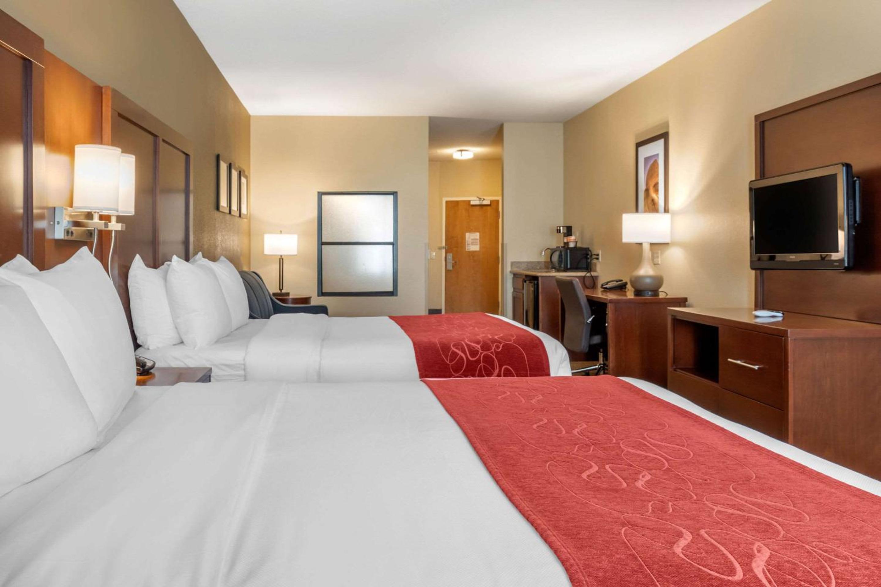 Queen Suite with Two Queen Beds - Photo 5
