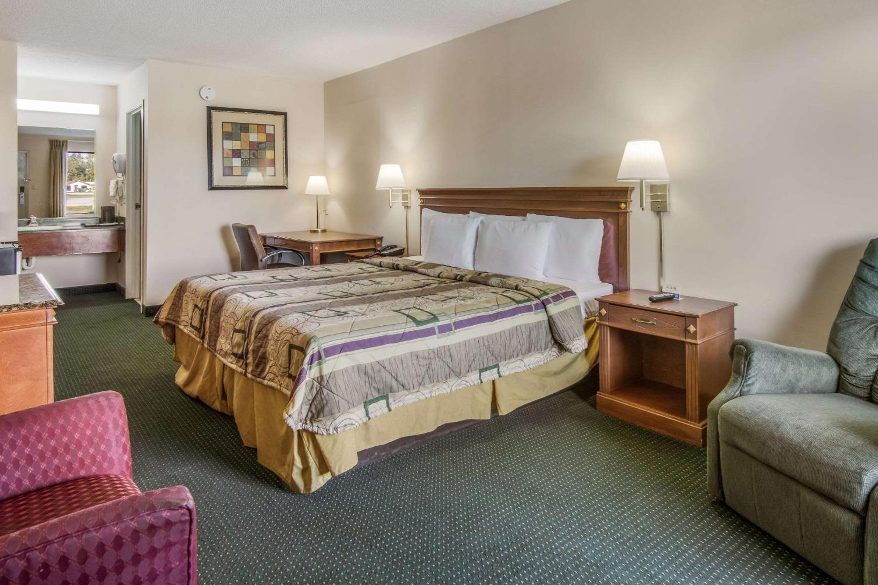 Standard King Room - Non-Smoking  - Photo 2