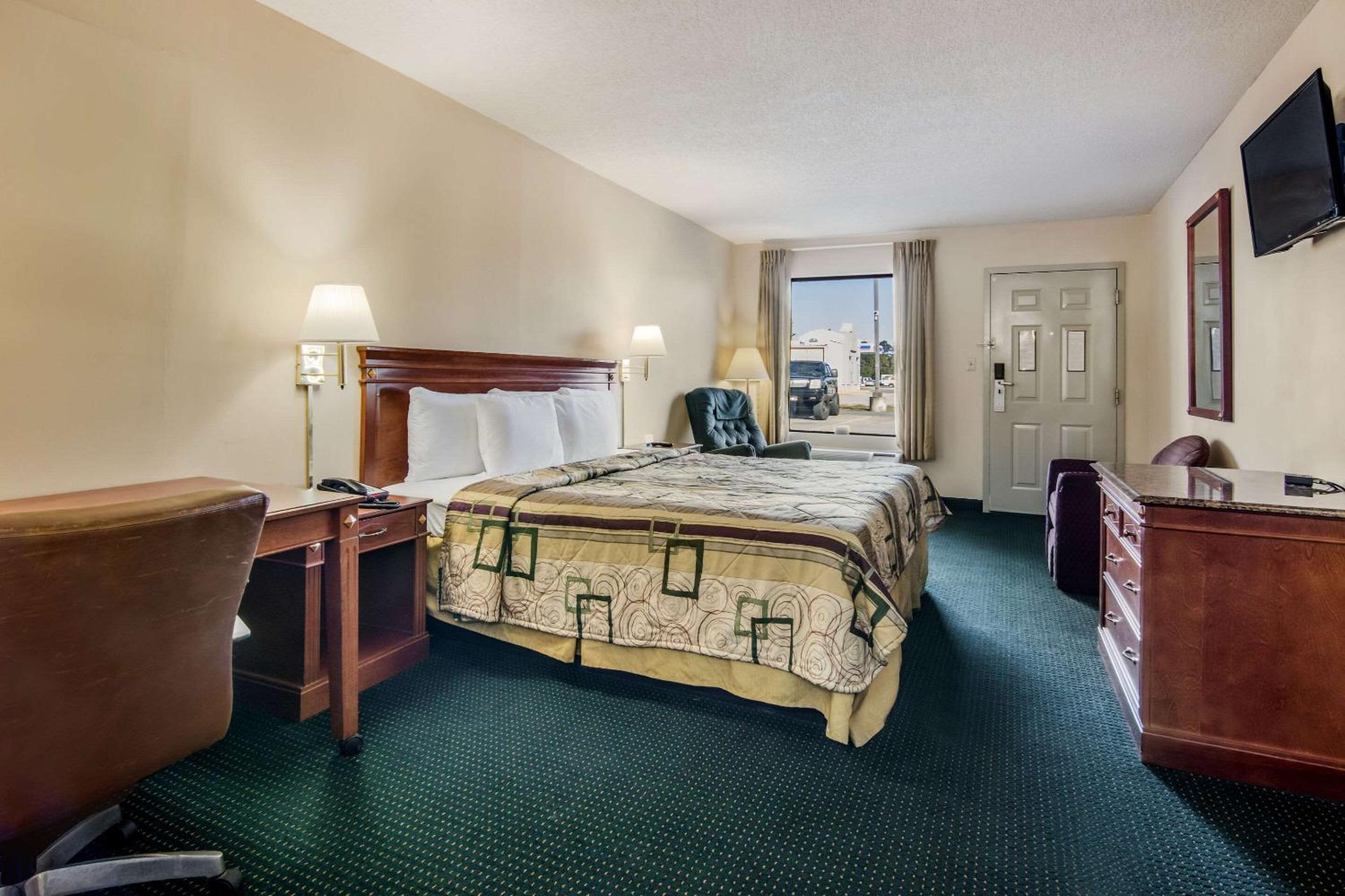 Standard King Room - Non-Smoking  - Photo 1