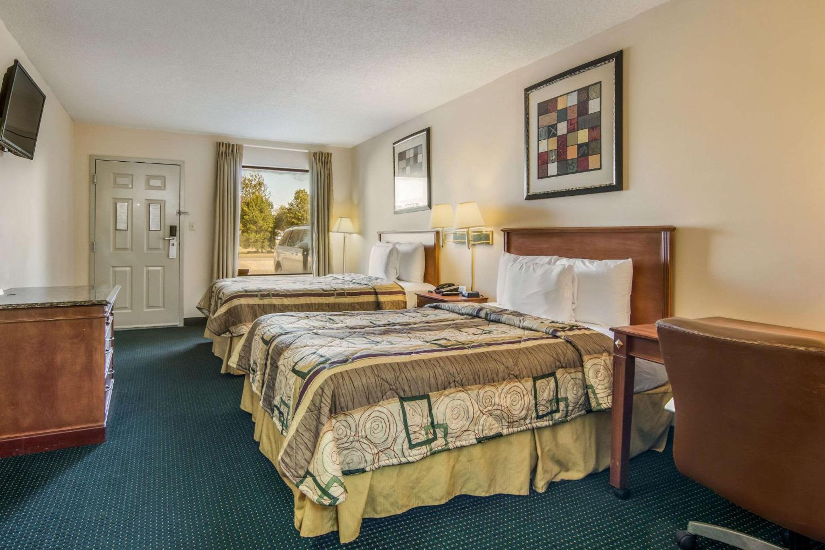 Standard Queen Room with Two Queen Beds - Non-Smoking - Photo 1