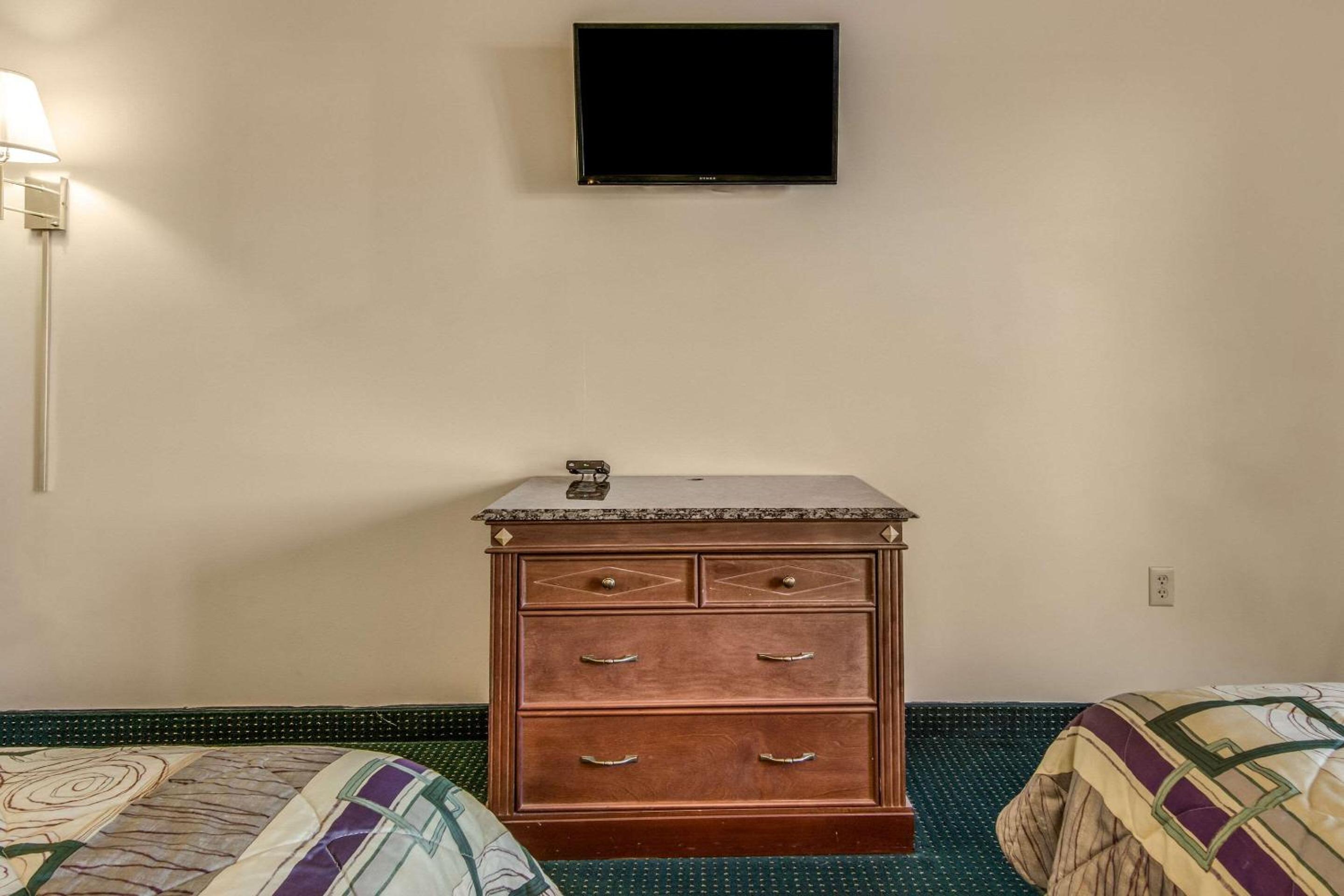 Standard Queen Room with Two Queen Beds - Non-Smoking - Photo 2