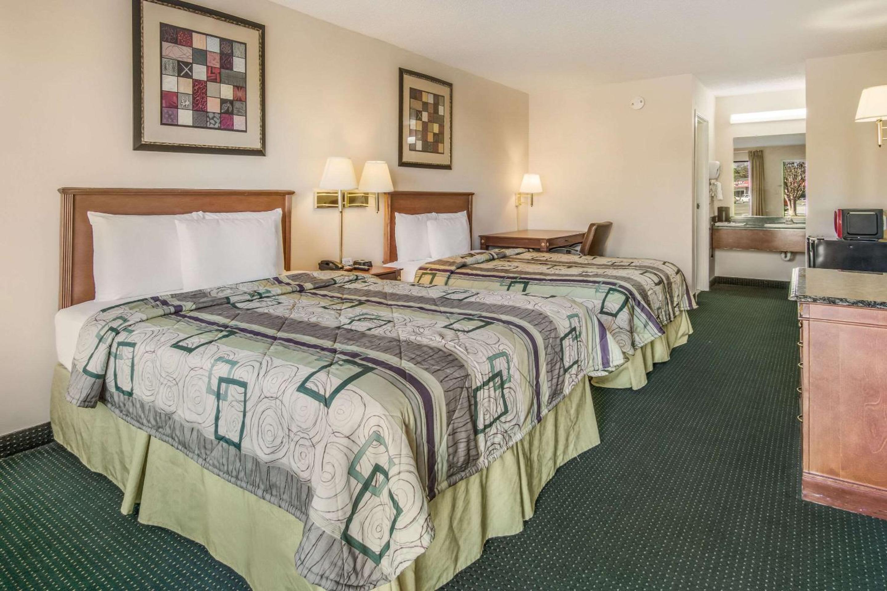 Standard Queen Room with Two Queen Beds - Non-Smoking - Photo 3
