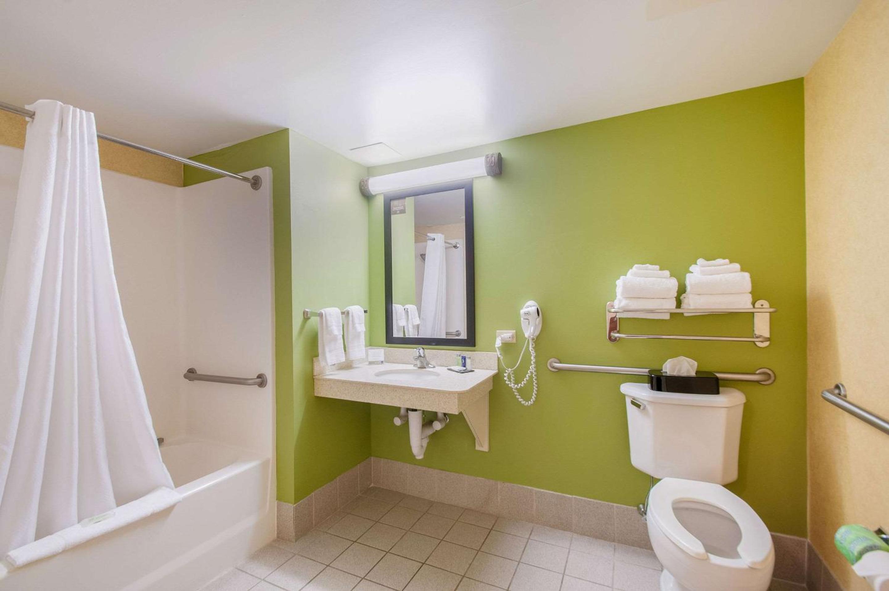 Double Room with Two Double Beds - Accessible/Non-Smoking - Photo 4